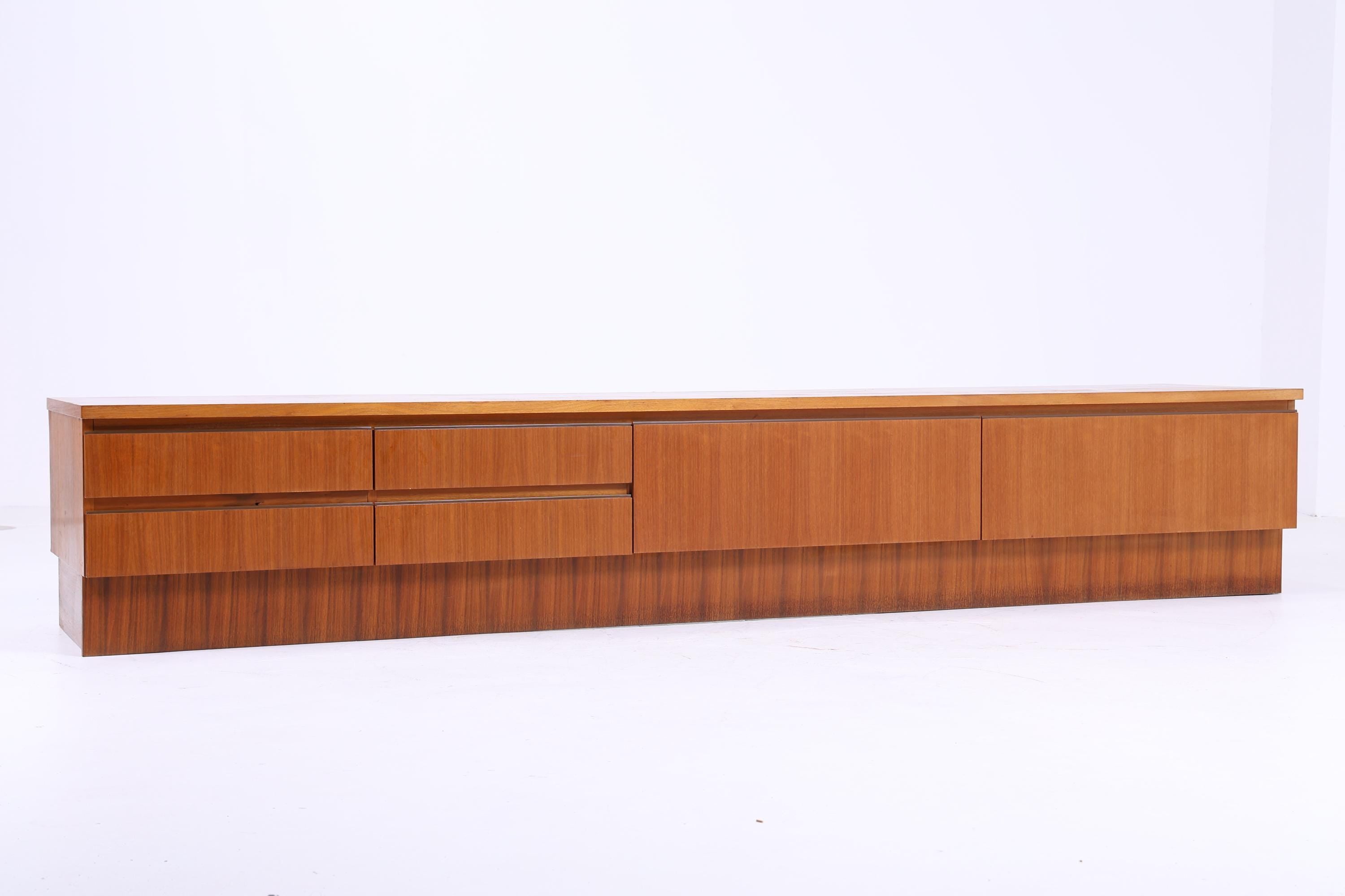 Vintage Lowboard aus Holz – Mid Century TV Schrank Nussbaum Aufbewahrung