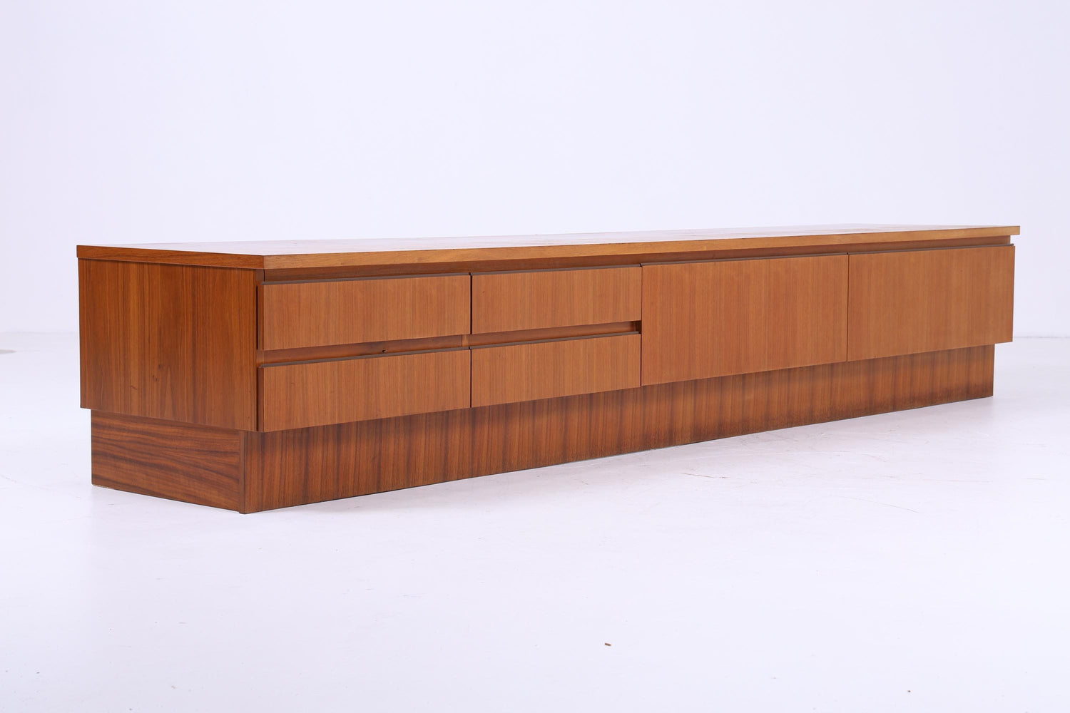 Vintage Lowboard aus Holz – Mid Century TV Schrank Nussbaum Aufbewahrung