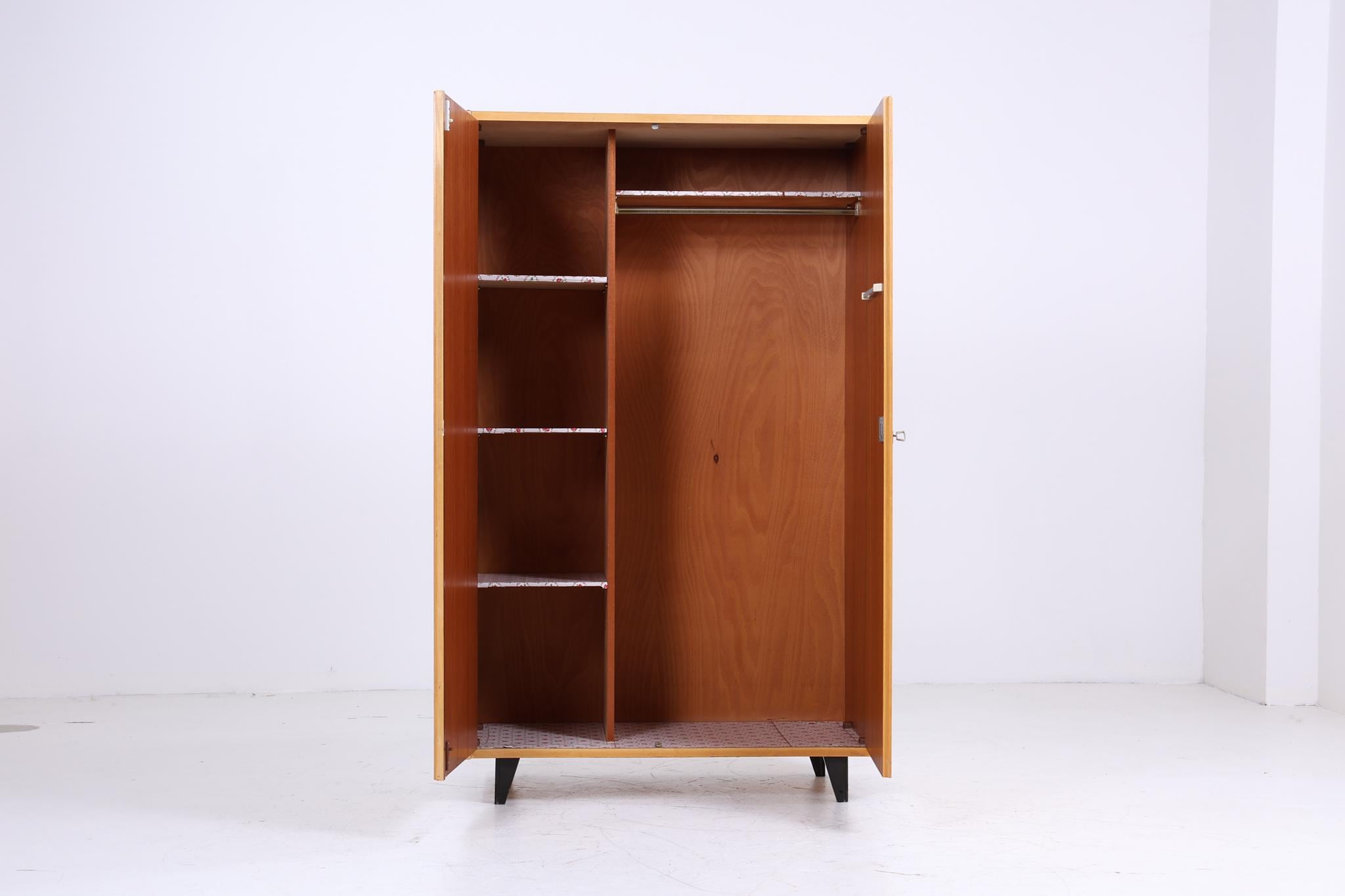 Heller Vintage Kleiderschrank | Mid Century Wäscheschrank | 60er Jahre Schrank | mit Kleiderstange &amp; Fächern 2|2