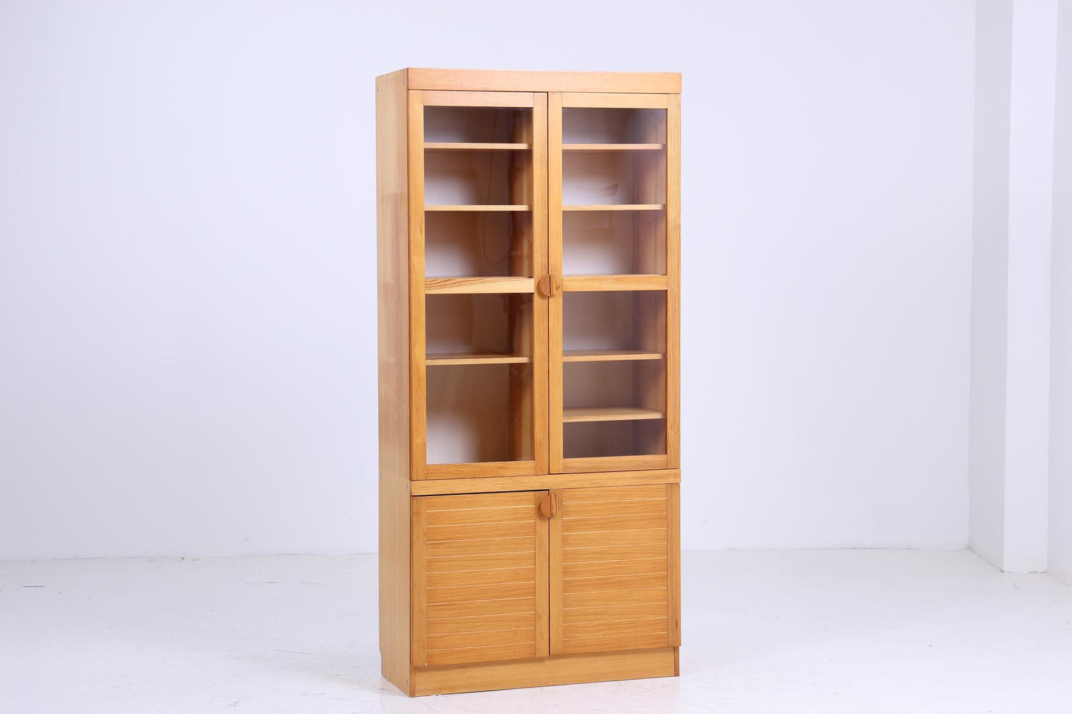 Hohe Vintage Vitrine aus Kiefernholz | Antike Glas Vitrine Schrank Bücherregal Holz Aufbewahrung