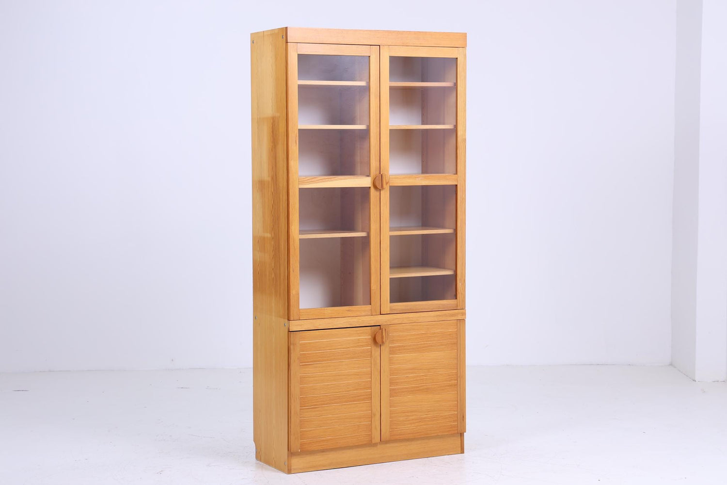 Hohe Vintage Vitrine aus Kiefernholz | Antike Glas Vitrine Schrank Bücherregal Holz Aufbewahrung