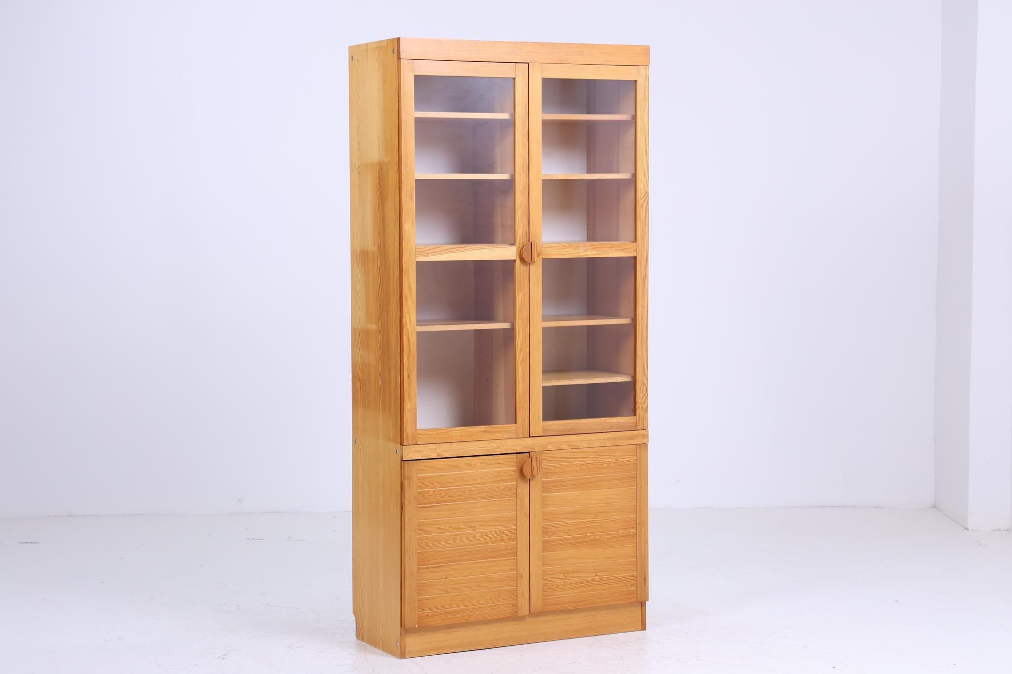 Hohe Vintage Vitrine aus Kiefernholz | Antike Glas Vitrine Schrank Bücherregal Holz Aufbewahrung