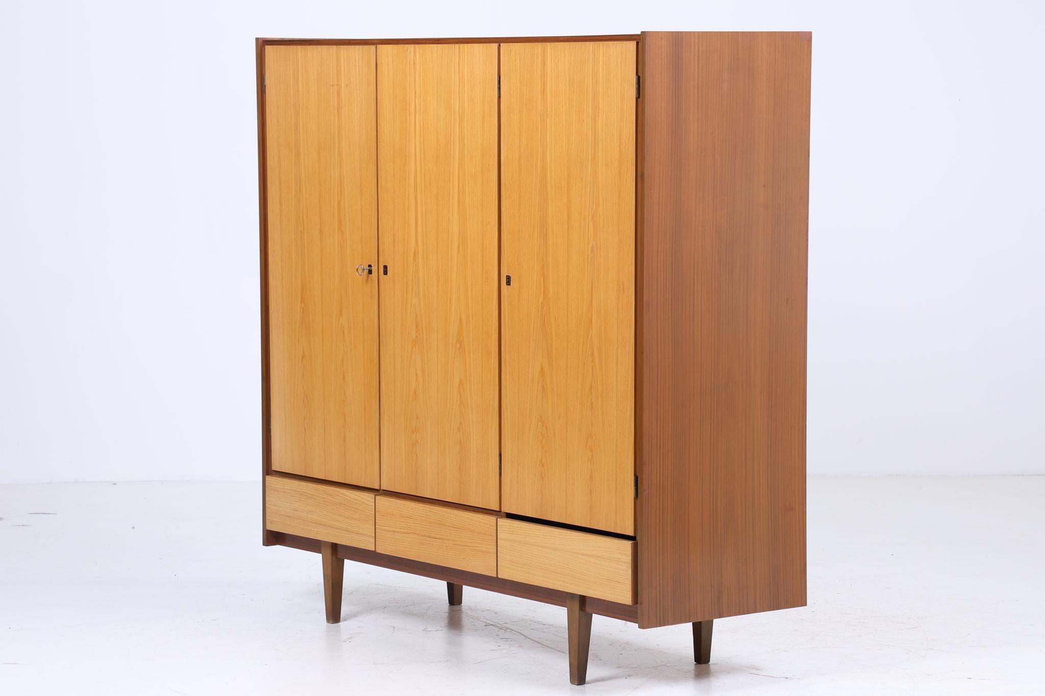 Vintage Kleiderschrank mit 3 Türen | Mid Century Schrank 60er Jahre Wäscheschrank Holz Retro Aufbewahrung