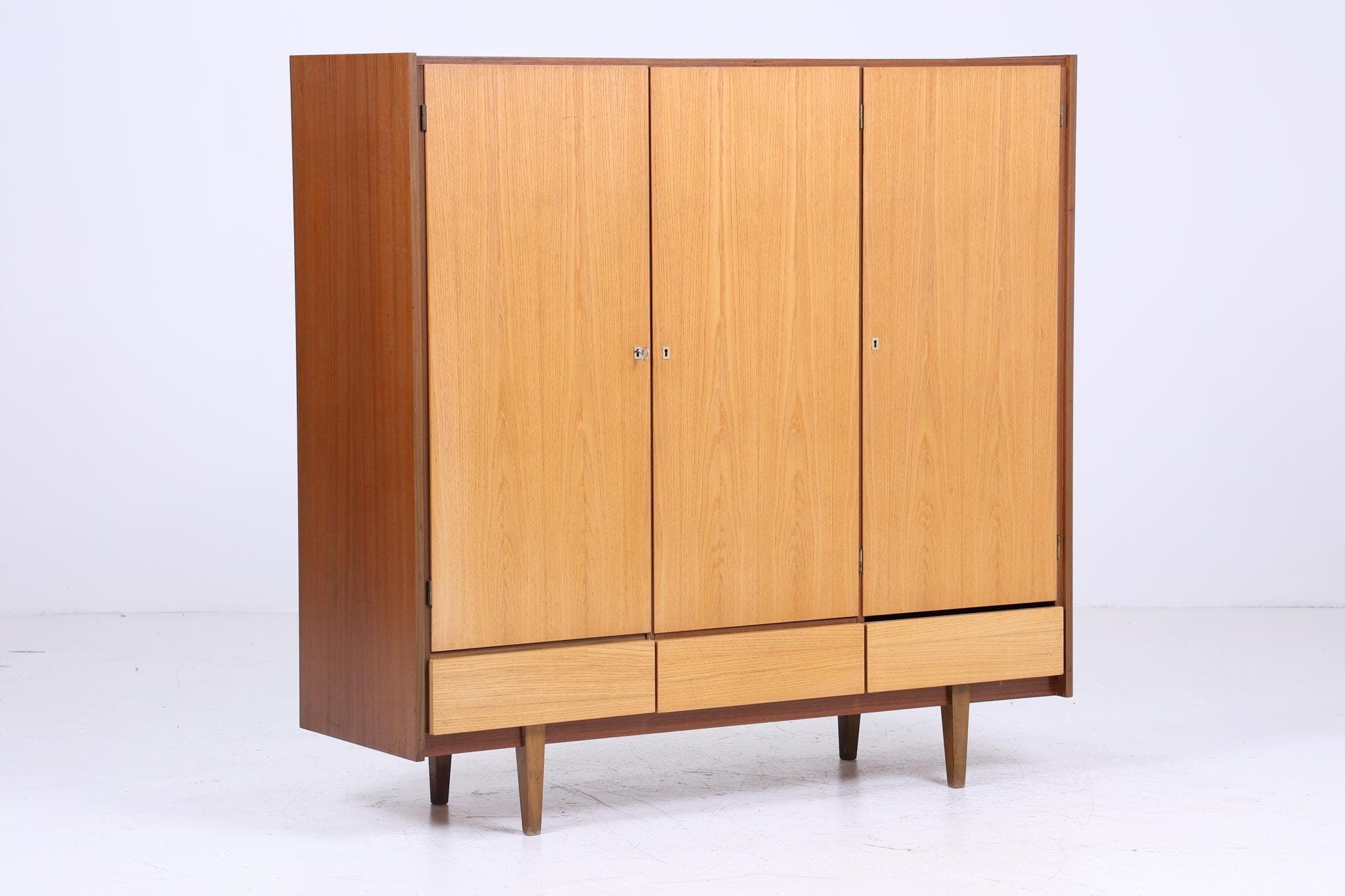 Vintage Kleiderschrank mit 3 Türen | Mid Century Schrank 60er Jahre Wäscheschrank Holz Retro Aufbewahrung