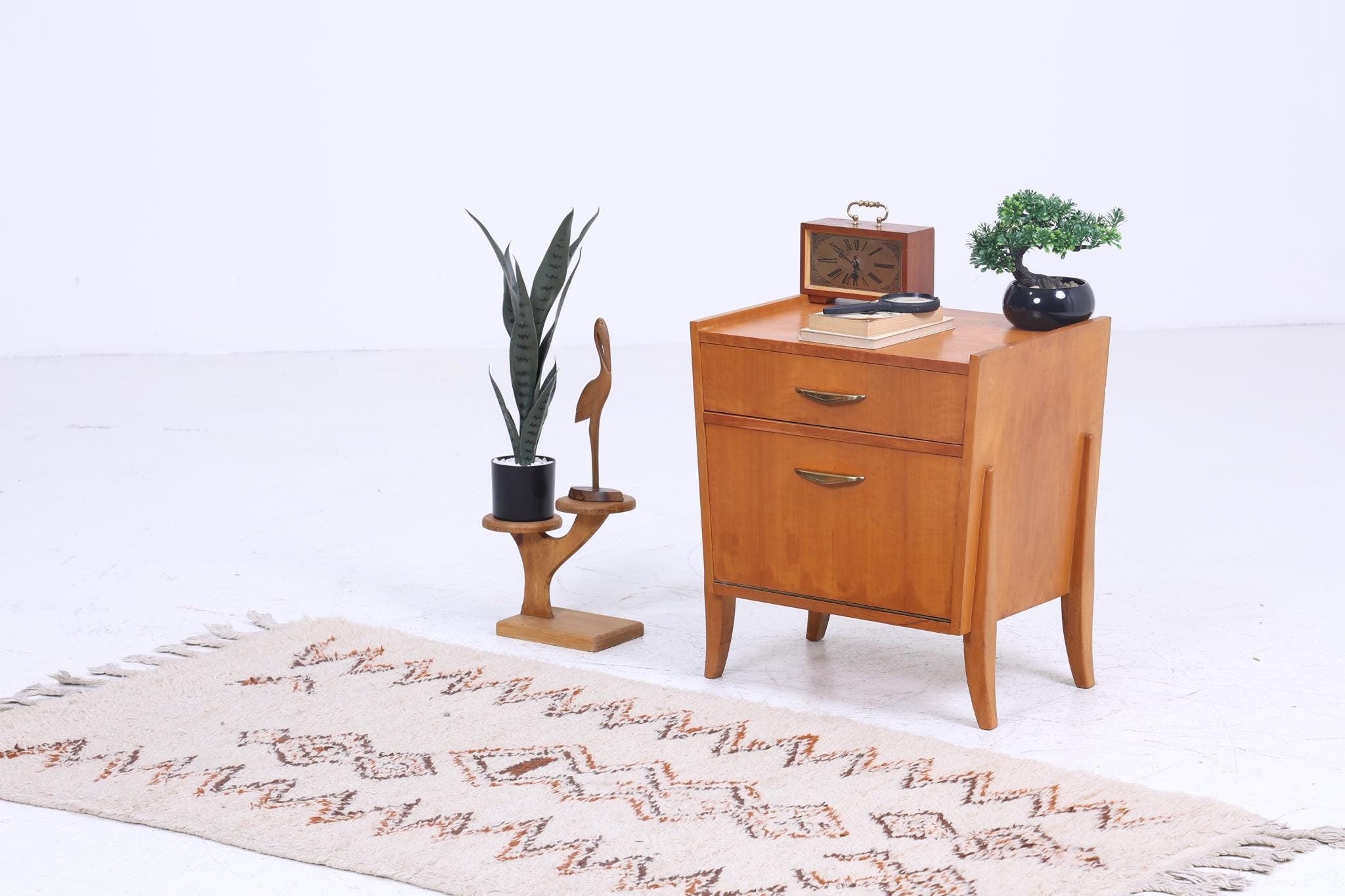 Vintage Nachttisch der 60er | Mid Century Mini Kommode mit Klappe &amp; Schublade | Stilvolle Holz Aufbewahrung Schlafzimmer Beige