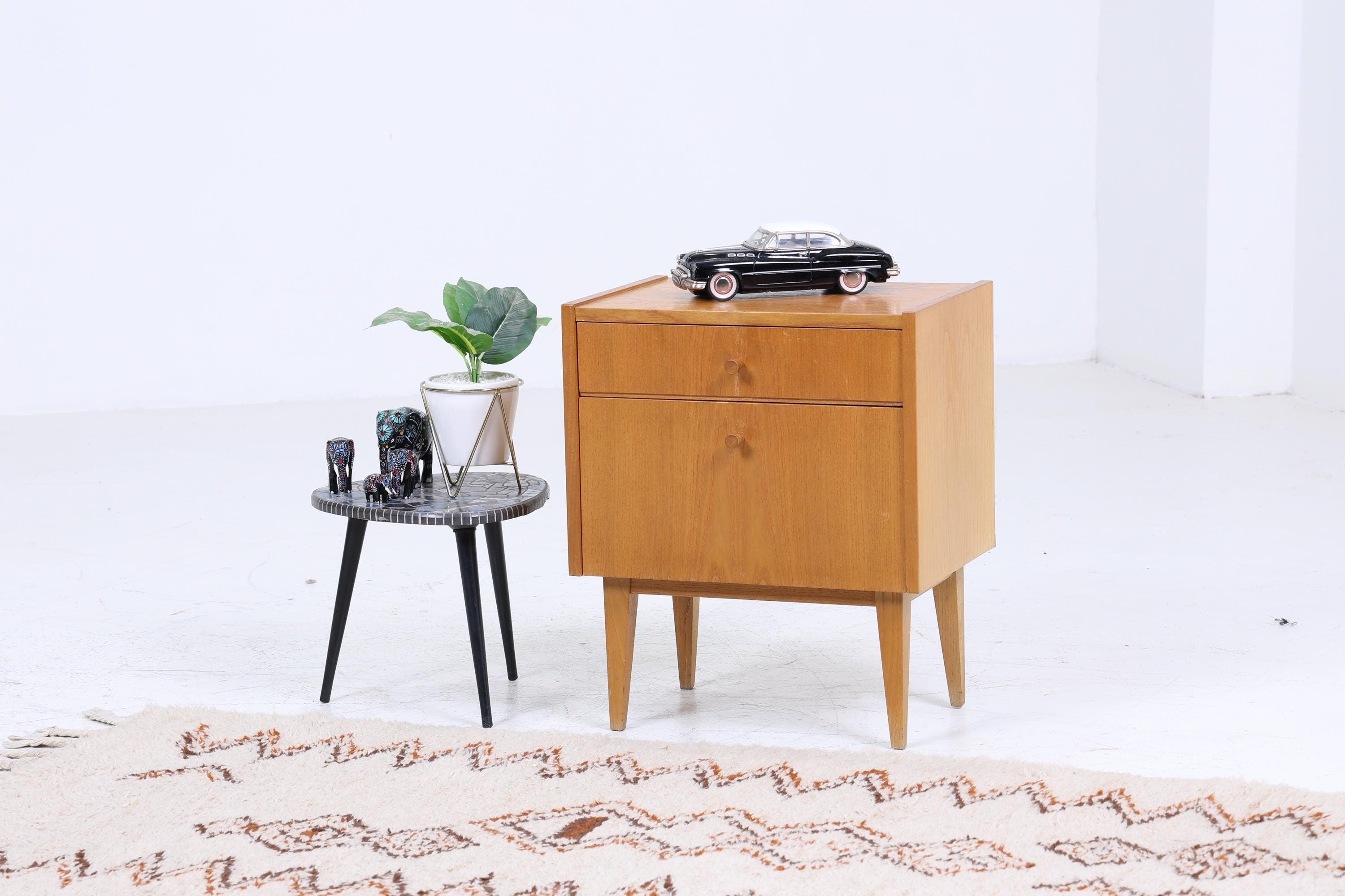 Vintage Nachttisch der 60er | Mid Century Mini Kommode mit Klappe &amp; Schublade | Stilvolle Holz Aufbewahrung Schlafzimmer Beige