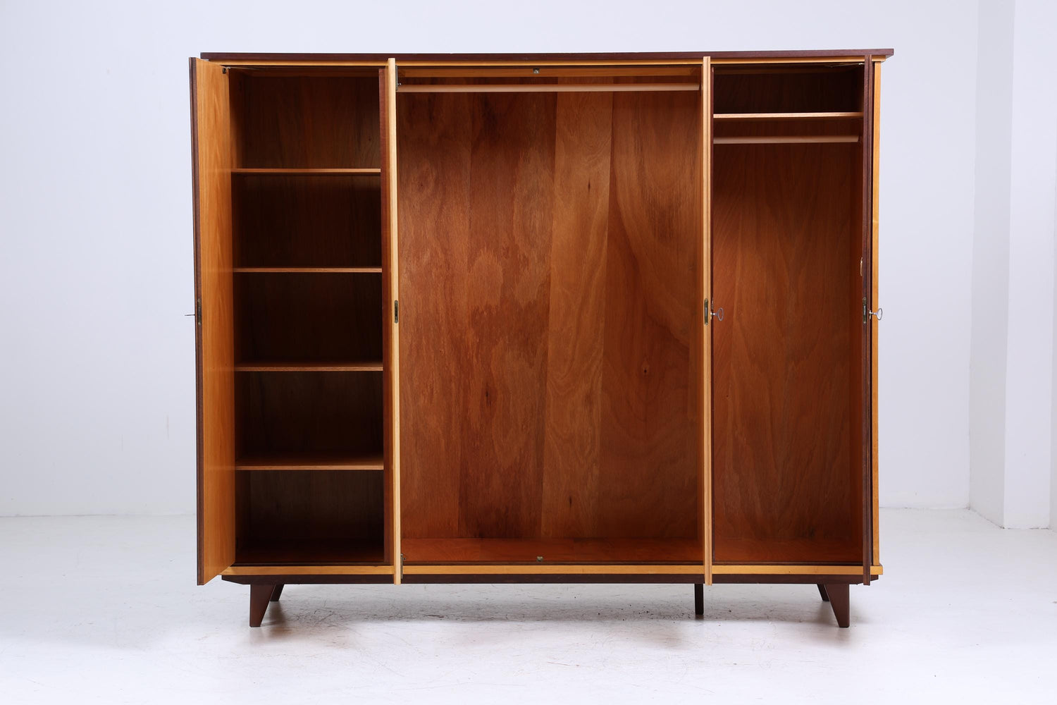 Großer Vintage Kleiderschrank | Mid Century Wäscheschrank | 60er Jahre Schrank | mit Fächern &amp; Kleiderstangen