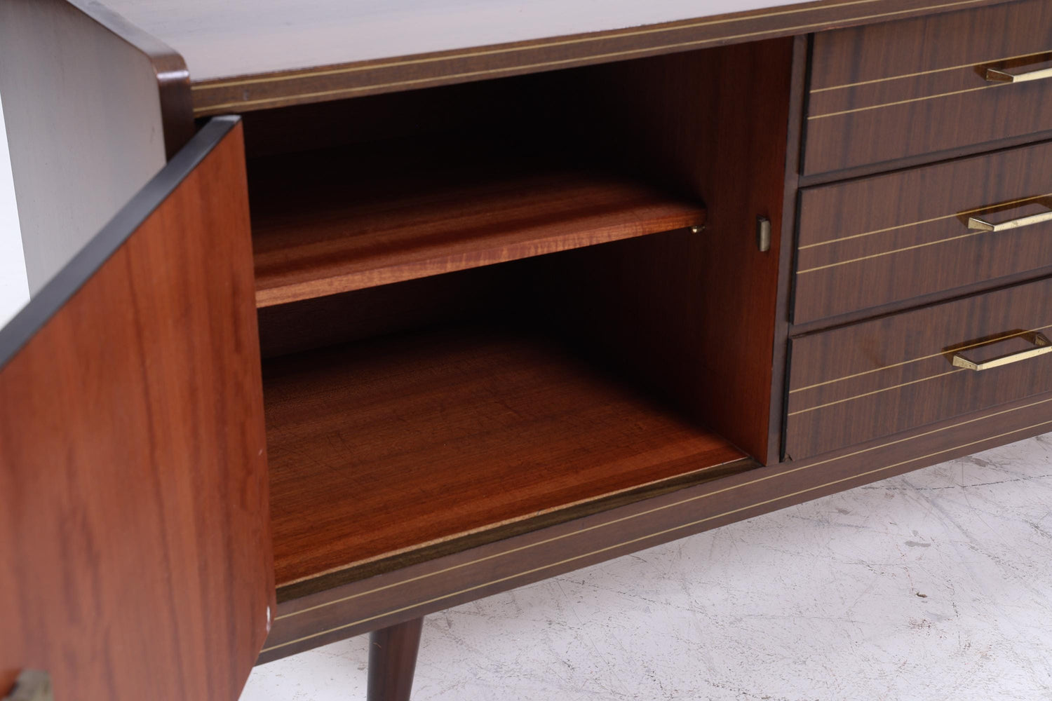 Dunkles Vintage Hochglanz Sideboard 60er Jahre | Mid Century Lowboard Anrichte mit Schubladen, Fächern Retro Holz Aufbewahrung