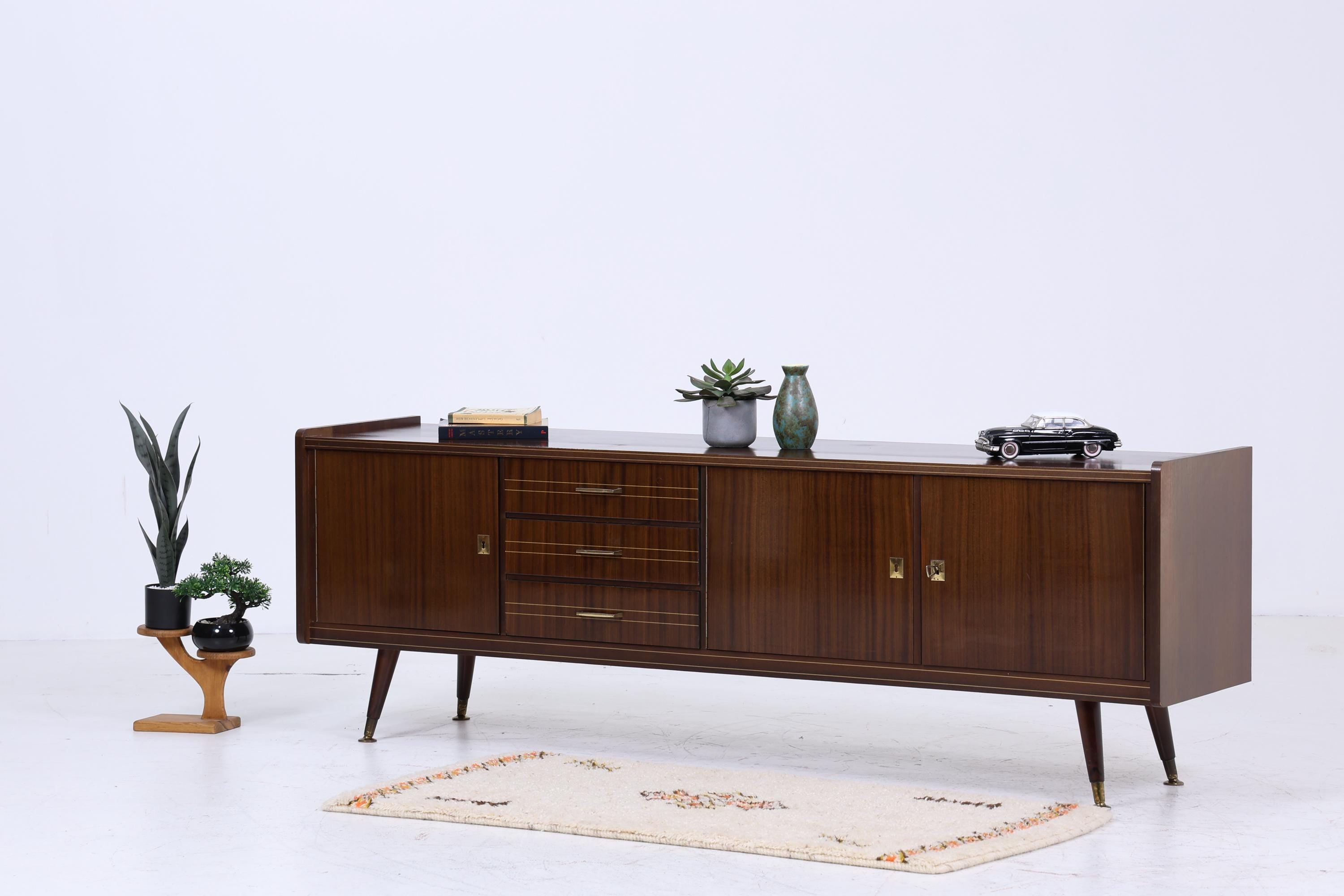 Dunkles Vintage Hochglanz Sideboard 60er Jahre | Mid Century Lowboard Anrichte mit Schubladen, Fächern Retro Holz Aufbewahrung