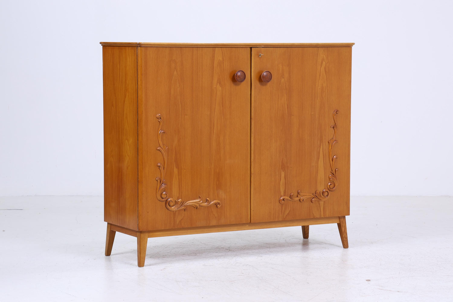 Vintage Wäscheschrank aus Holz | Mid-Century 50er Jahre Schrank mit Schnitzerei | 60er Retro Fächerschrank