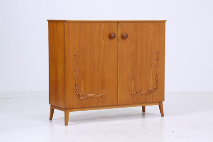 Vintage Wäscheschrank aus Holz | Mid-Century 50er Jahre Schrank mit Schnitzerei | 60er Retro Fächerschrank