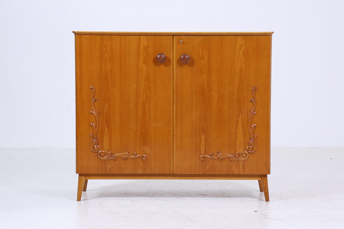 Vintage Wäscheschrank aus Holz | Mid-Century 50er Jahre Schrank mit Schnitzerei | 60er Retro Fächerschrank