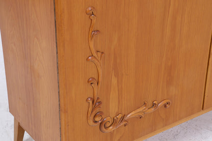 Vintage Wäscheschrank aus Holz | Mid-Century 50er Jahre Schrank mit Schnitzerei | 60er Retro Fächerschrank