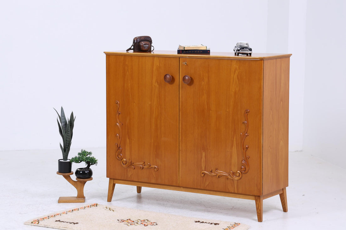 Vintage Wäscheschrank aus Holz | Mid-Century 50er Jahre Schrank mit Schnitzerei | 60er Retro Fächerschrank