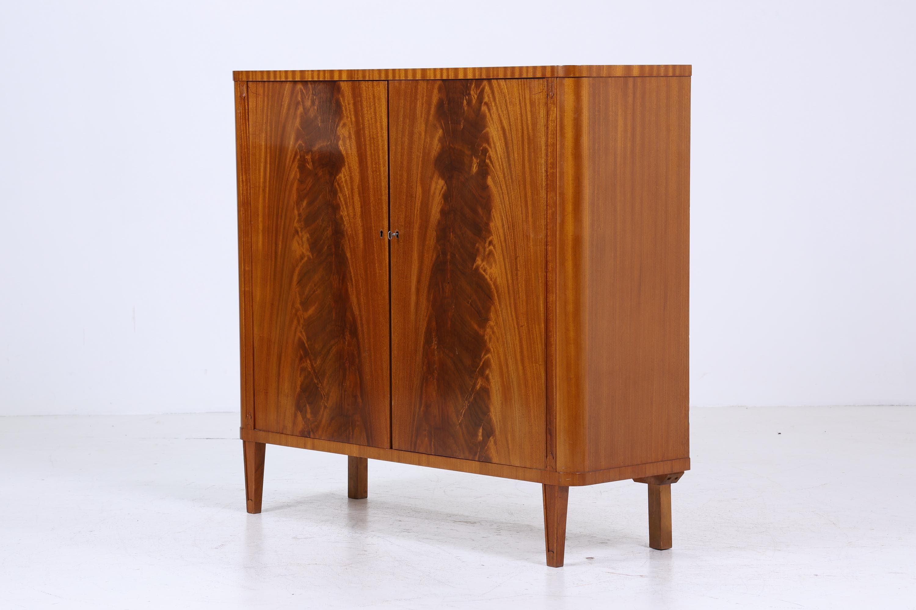 Vintage Wäscheschrank aus Holz | Mid-Century 50er Jahre Schrank mit toller Maserung | 60er Retro Fächerschrank