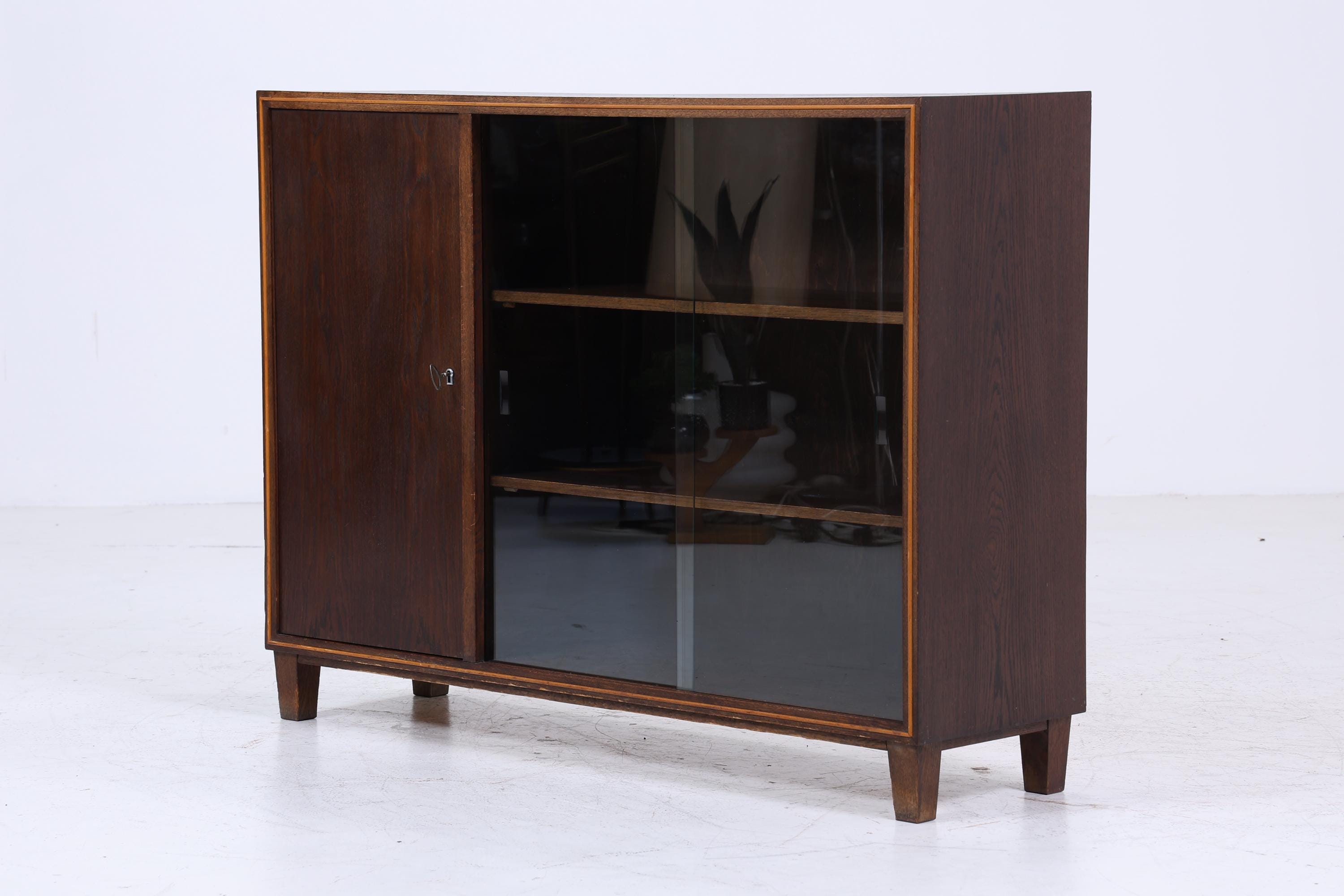 Dunkle Vintage Kommode mit Glastüren 60er Jahre | Mid Century Vitrine Flur Schrank | Retro 70er Holz
