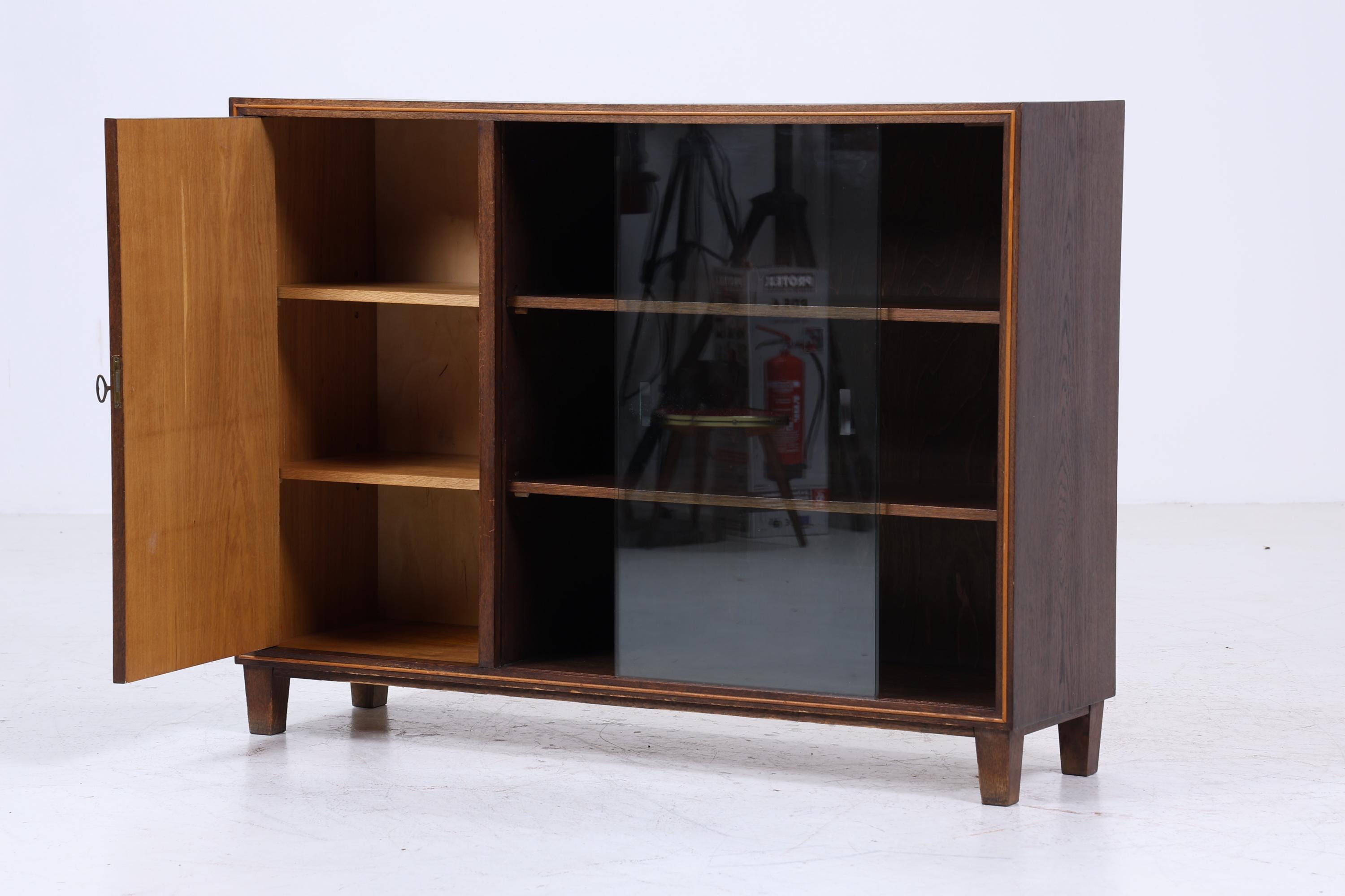 Dunkle Vintage Kommode mit Glastüren 60er Jahre | Mid Century Vitrine Flur Schrank | Retro 70er Holz
