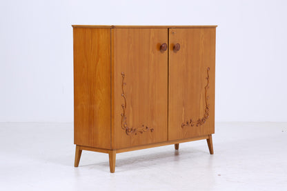 Vintage Wäscheschrank aus Holz | Mid-Century 50er Jahre Schrank mit Schnitzerei | 60er Retro Fächerschrank