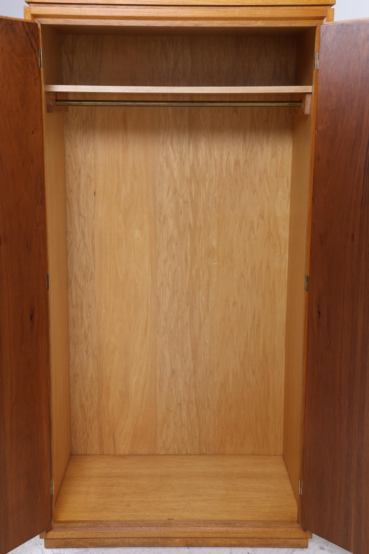 Wunderschöner Vintage Kleiderschrank | Mid Century Wäscheschrank | 60er Jahre Schrank | mit Kleiderstange &amp; Fächern