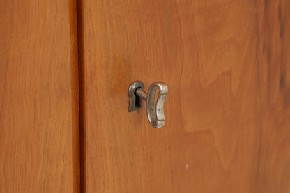 Wunderschöner Vintage Kleiderschrank | Mid Century Wäscheschrank | 60er Jahre Schrank | mit Kleiderstange &amp; Fächern