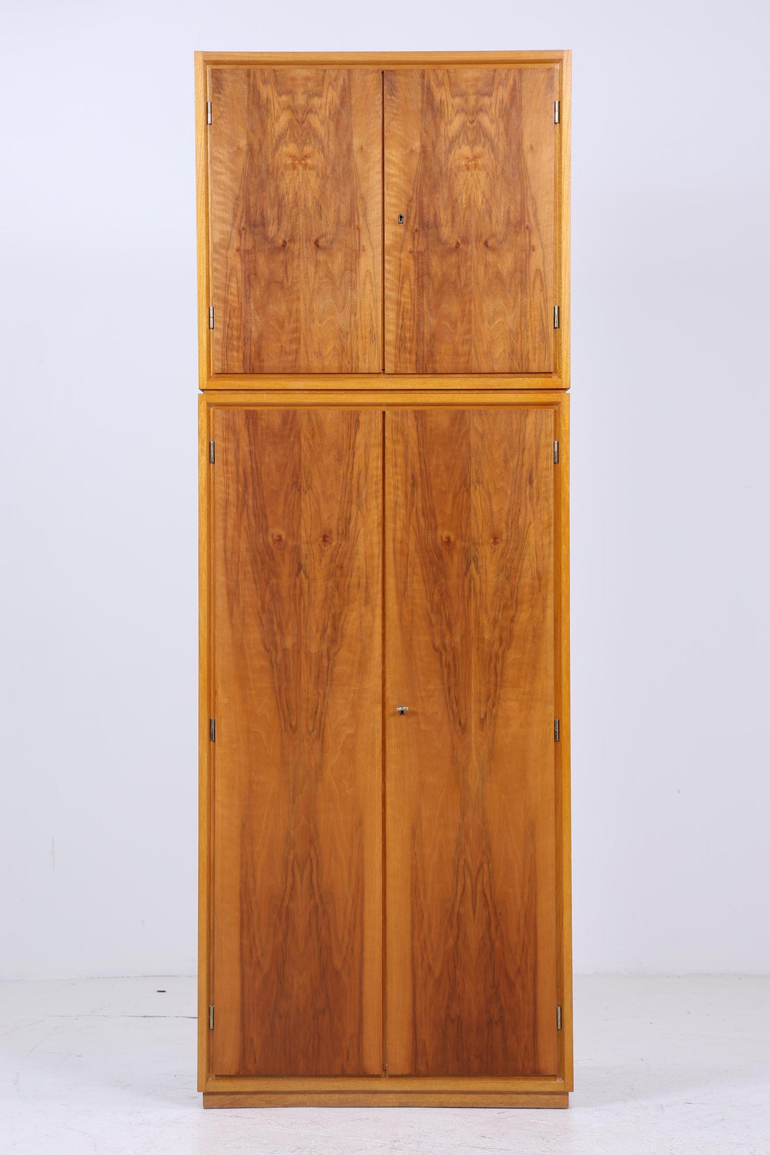 Wunderschöner Vintage Kleiderschrank | Mid Century Wäscheschrank | 60er Jahre Schrank | mit Kleiderstange &amp; Fächern