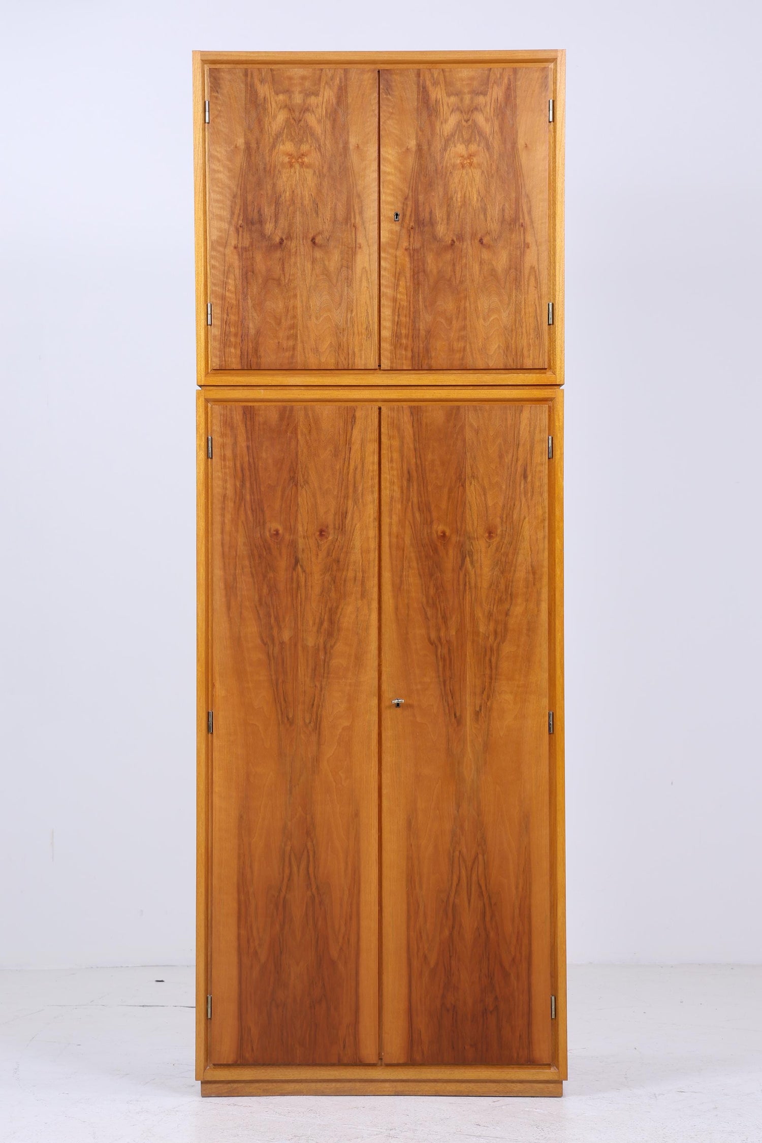 Wunderschöner Vintage Kleiderschrank | Mid Century Wäscheschrank | 60er Jahre Schrank | mit Kleiderstange &amp; Fächern