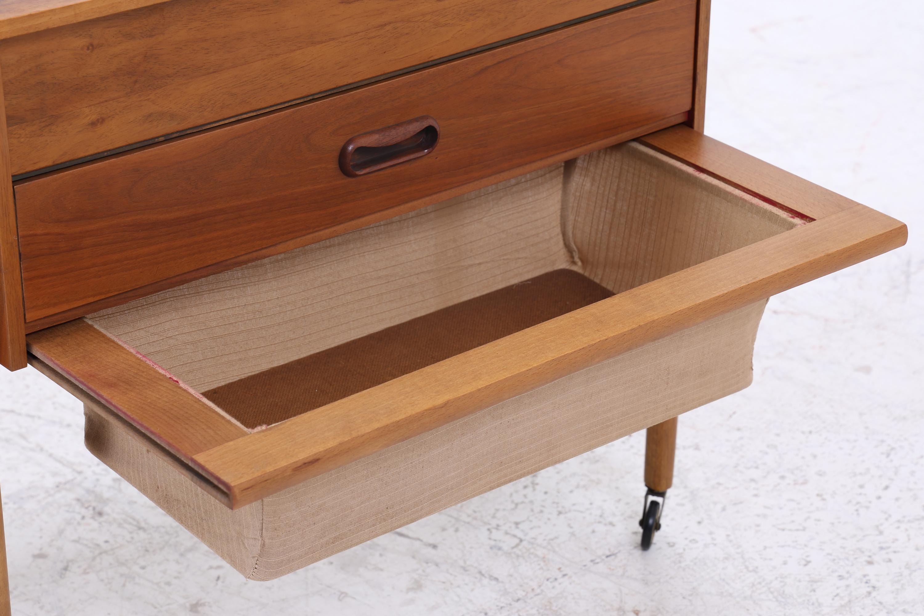 Vintage Nähkästchen mit Korb 60er Jahre  | Mid Century Holz Nähkasten auf Rollen mit Schublade Aufbewahrung