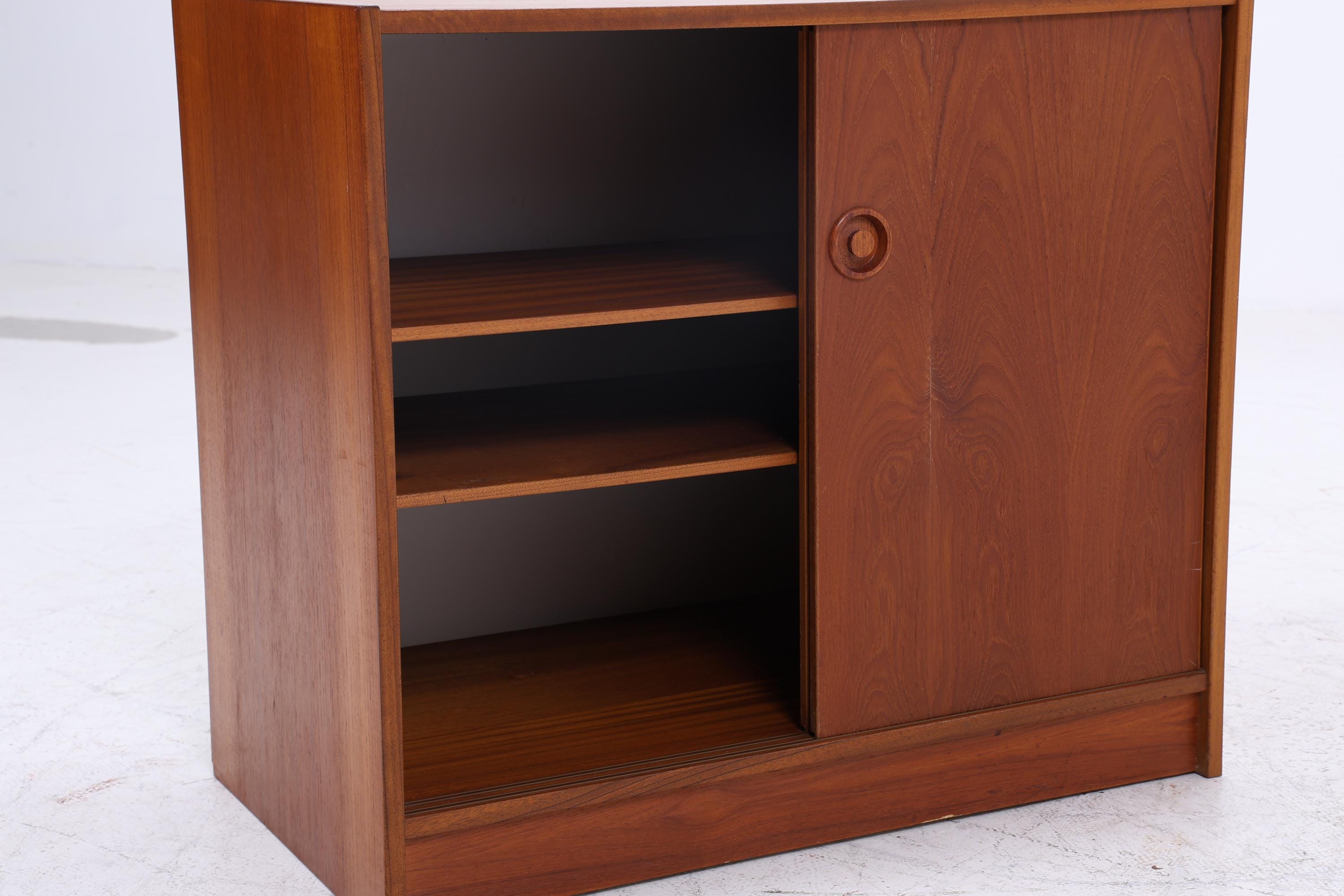 Wundervolle Teak Mid Century Kommode | Vintage Schiebetüren Schrank Holz Aufbewahrung 60er Jahre