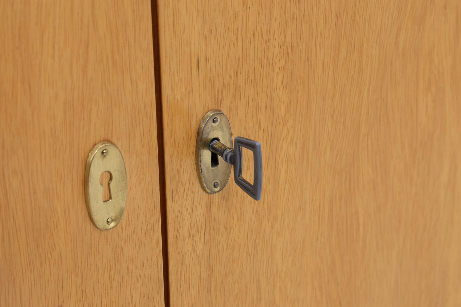 Schmaler Vintage Kleiderschrank | Mid Century Wäscheschrank | 60er Jahre Schrank | mit 1 Kleiderstange