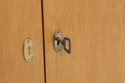 Schmaler Vintage Kleiderschrank | Mid Century Wäscheschrank | 60er Jahre Schrank | mit 1 Kleiderstange
