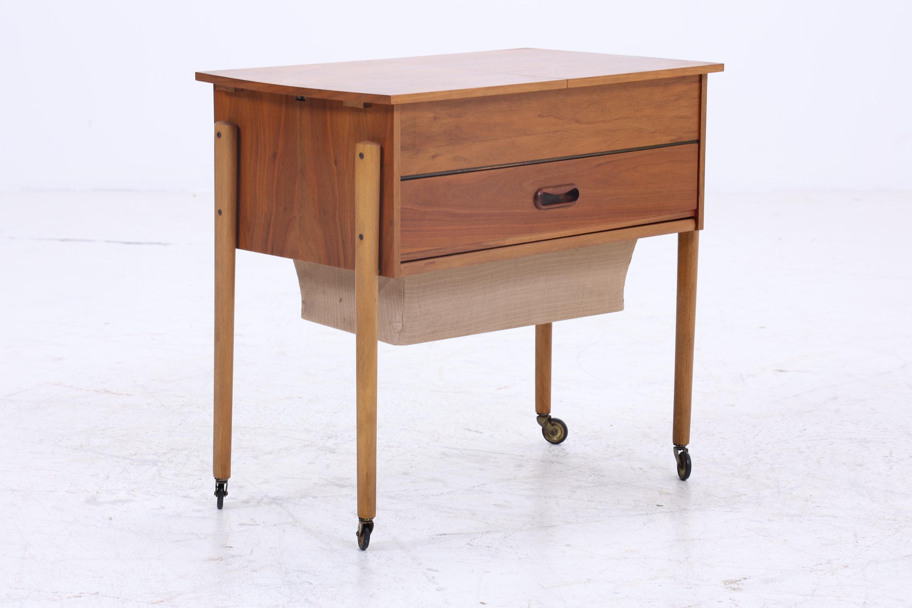 Vintage Nähkästchen mit Korb 60er Jahre  | Mid Century Holz Nähkasten auf Rollen mit Schublade Aufbewahrung