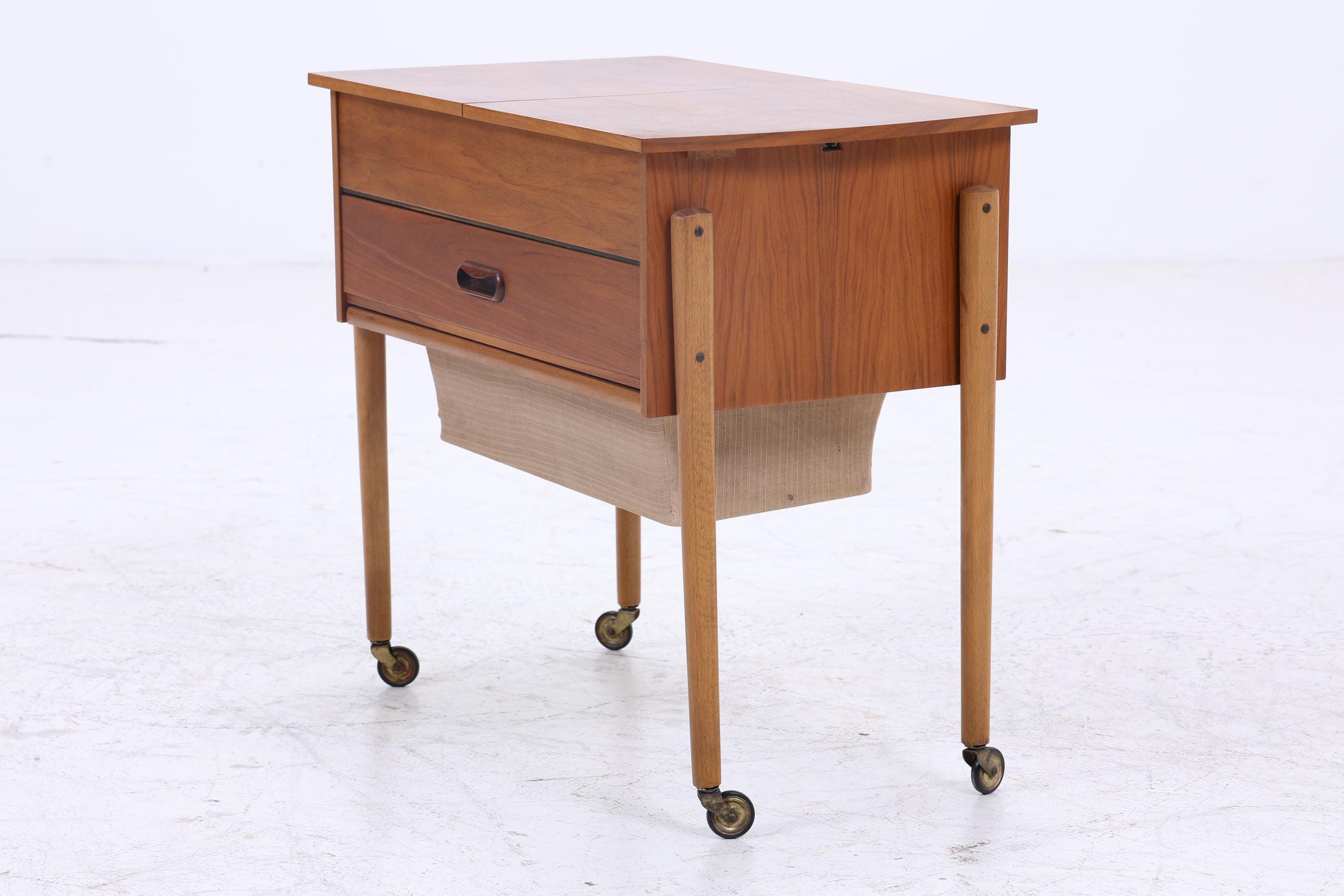 Vintage Nähkästchen mit Korb 60er Jahre  | Mid Century Holz Nähkasten auf Rollen mit Schublade Aufbewahrung
