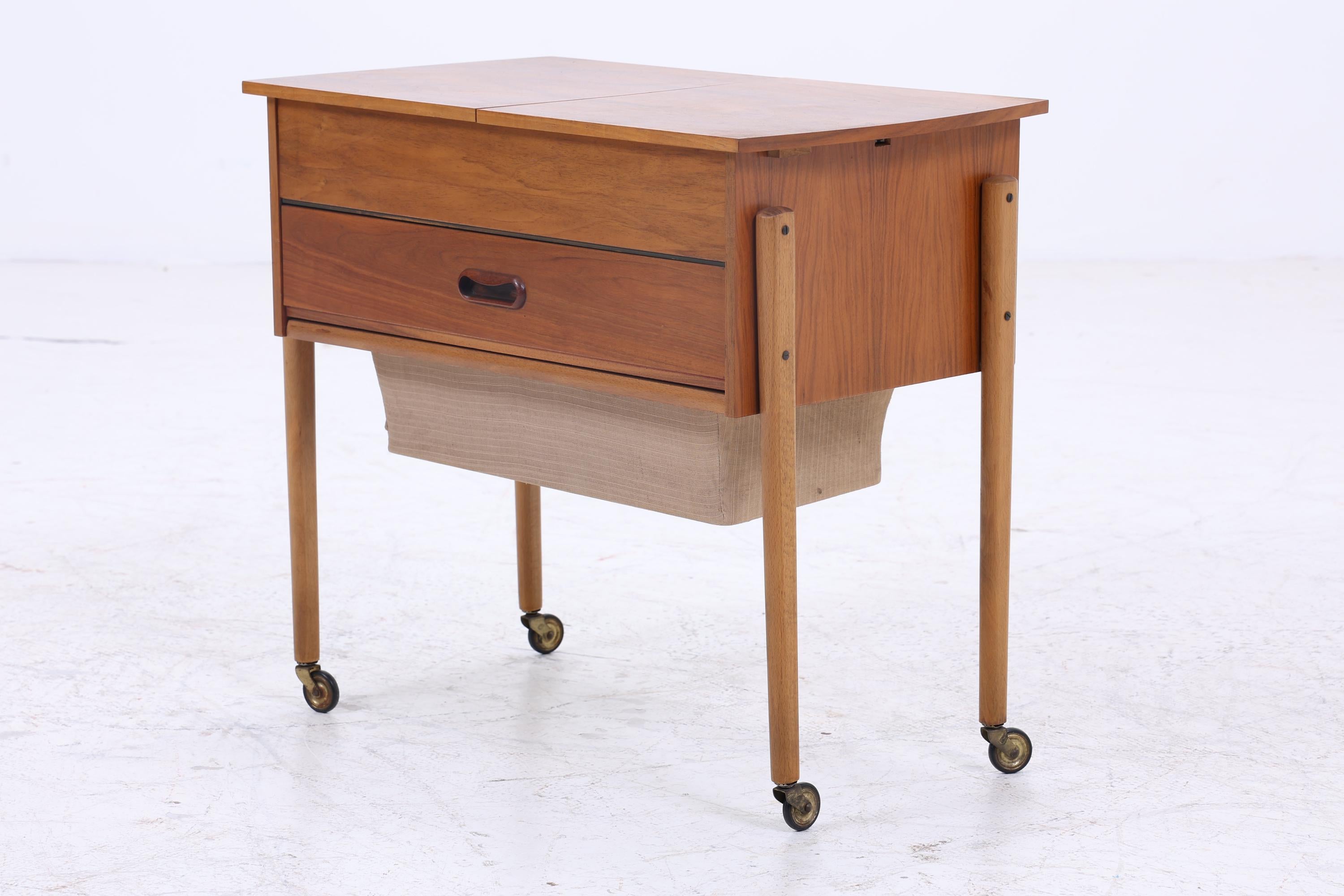 Vintage Nähkästchen mit Korb 60er Jahre  | Mid Century Holz Nähkasten auf Rollen mit Schublade Aufbewahrung