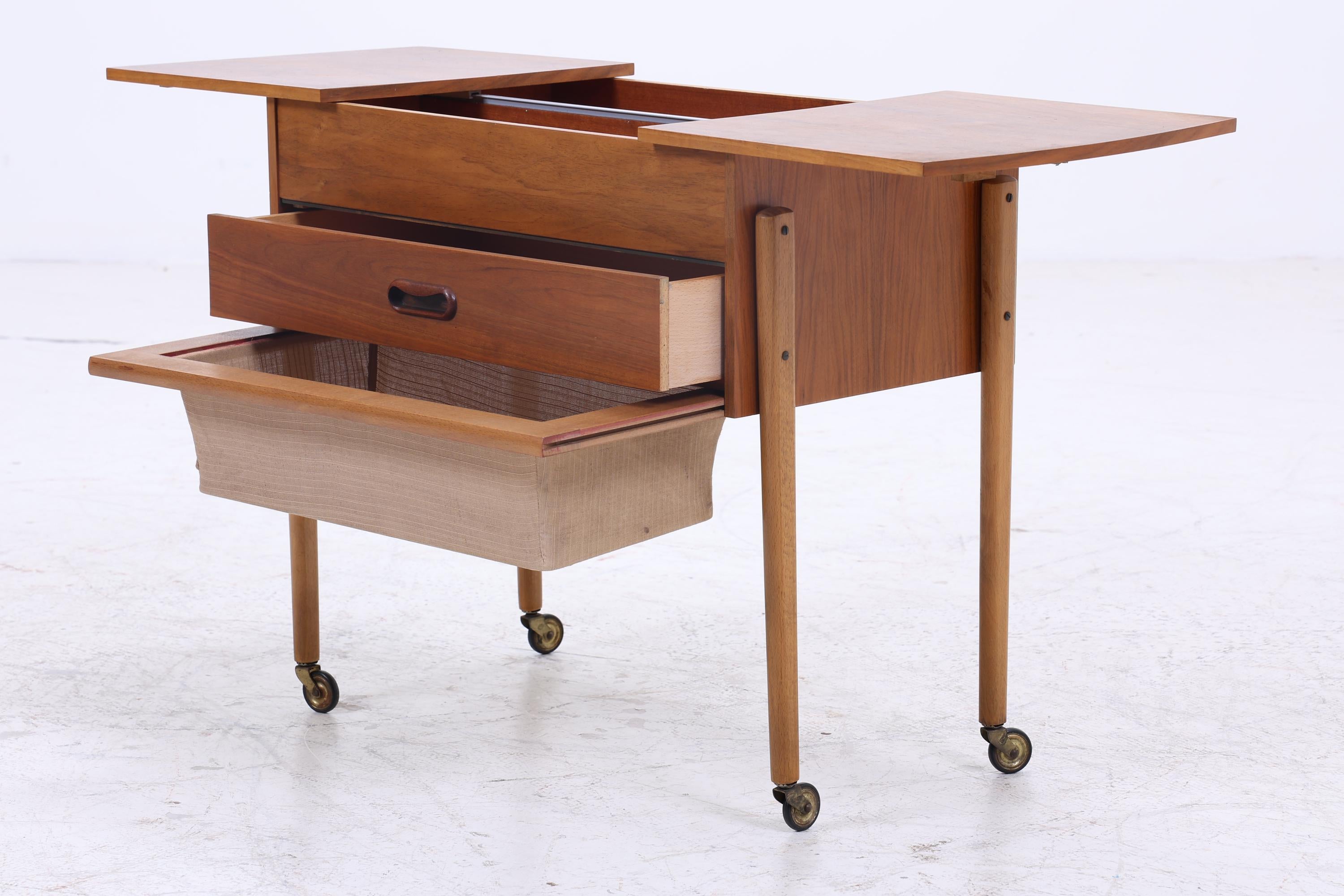 Vintage Nähkästchen mit Korb 60er Jahre  | Mid Century Holz Nähkasten auf Rollen mit Schublade Aufbewahrung