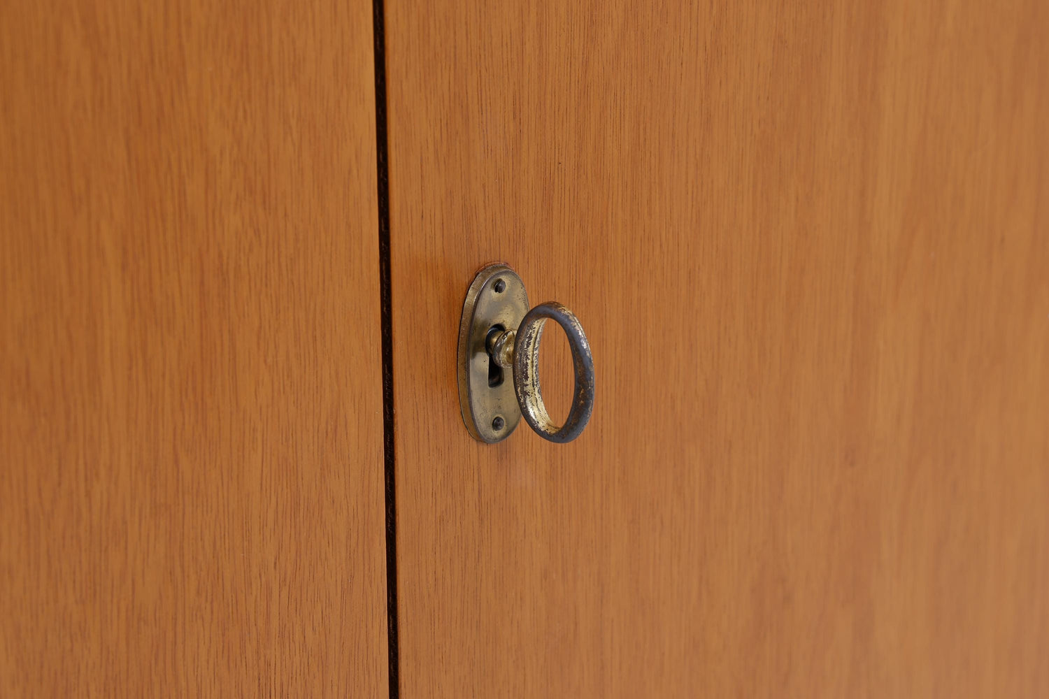 Schmaler Vintage Kleiderschrank | Mid Century Wäscheschrank | 60er Jahre Schrank | mit 1 Kleiderstange