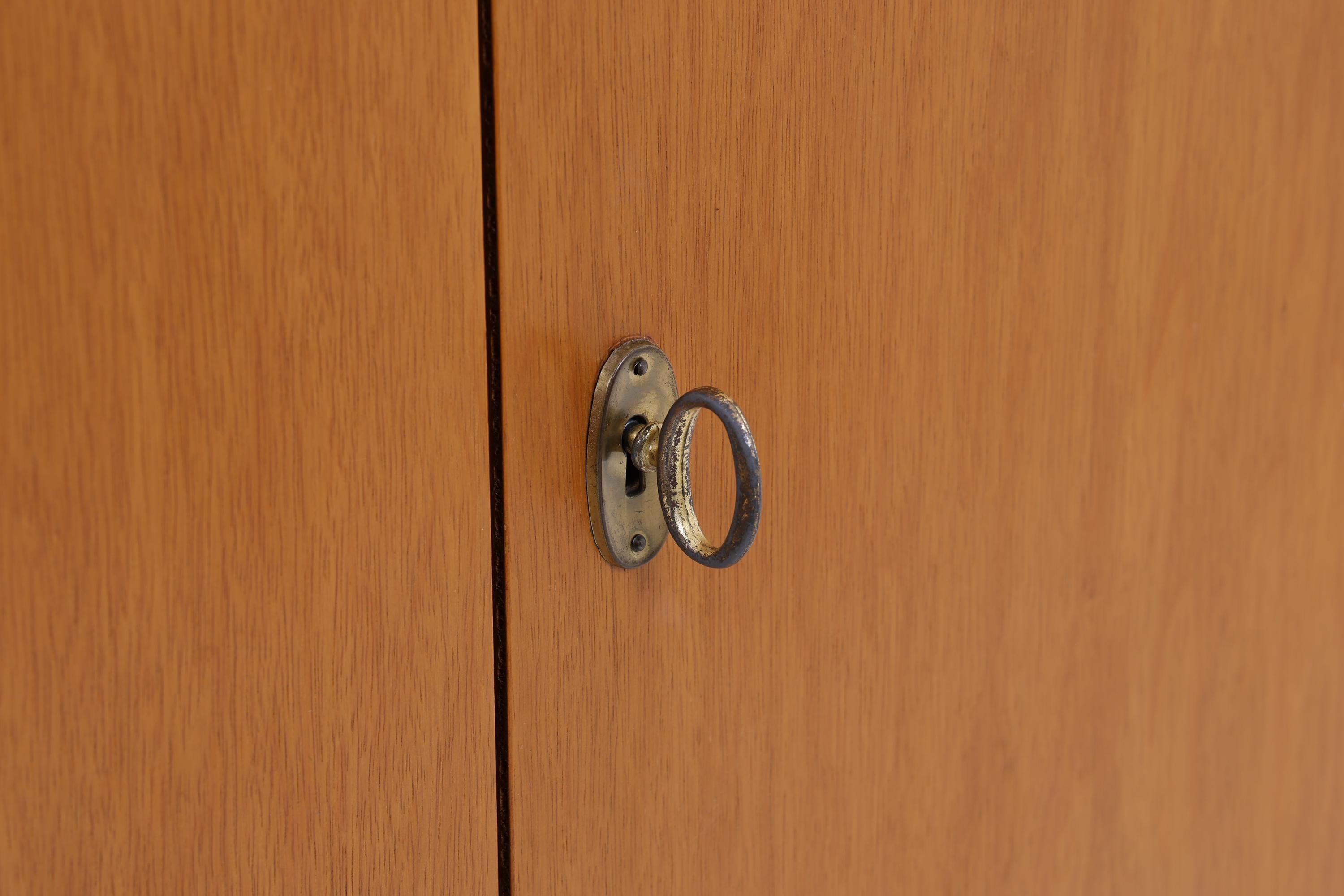 Schmaler Vintage Kleiderschrank | Mid Century Wäscheschrank | 60er Jahre Schrank | mit 1 Kleiderstange
