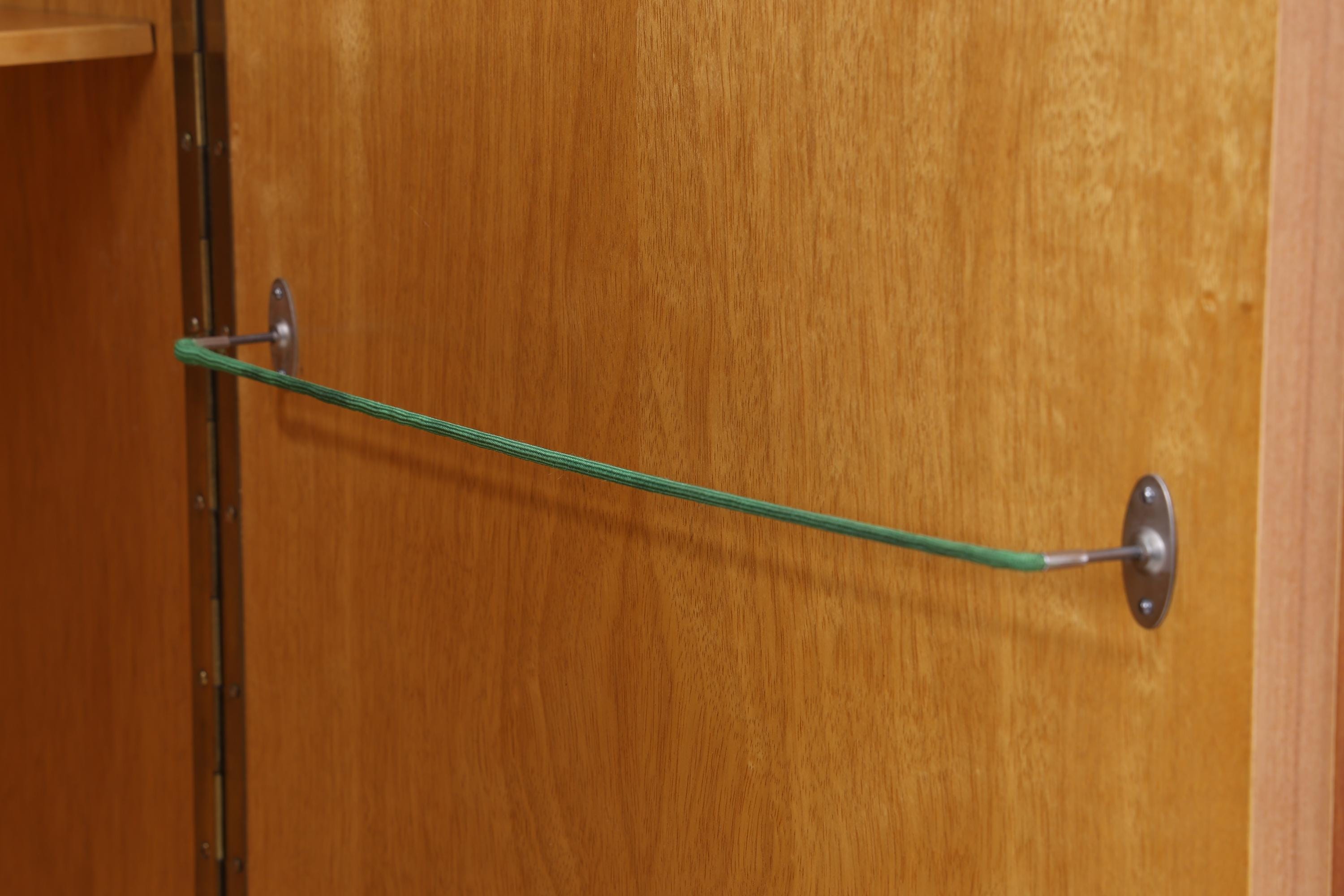 Vintage Kleiderschrank | Mid Century Hochglanz Wäscheschrank | 60er Jahre Schrank | mit Kleiderstange