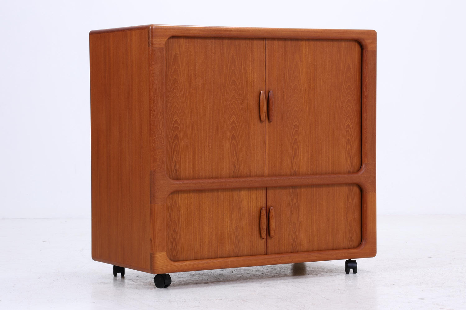 Dyrlund Teak Fernseherschrank aus den 60ern | Mid Century Schrank | Vintage Holz  Aufbewahrung