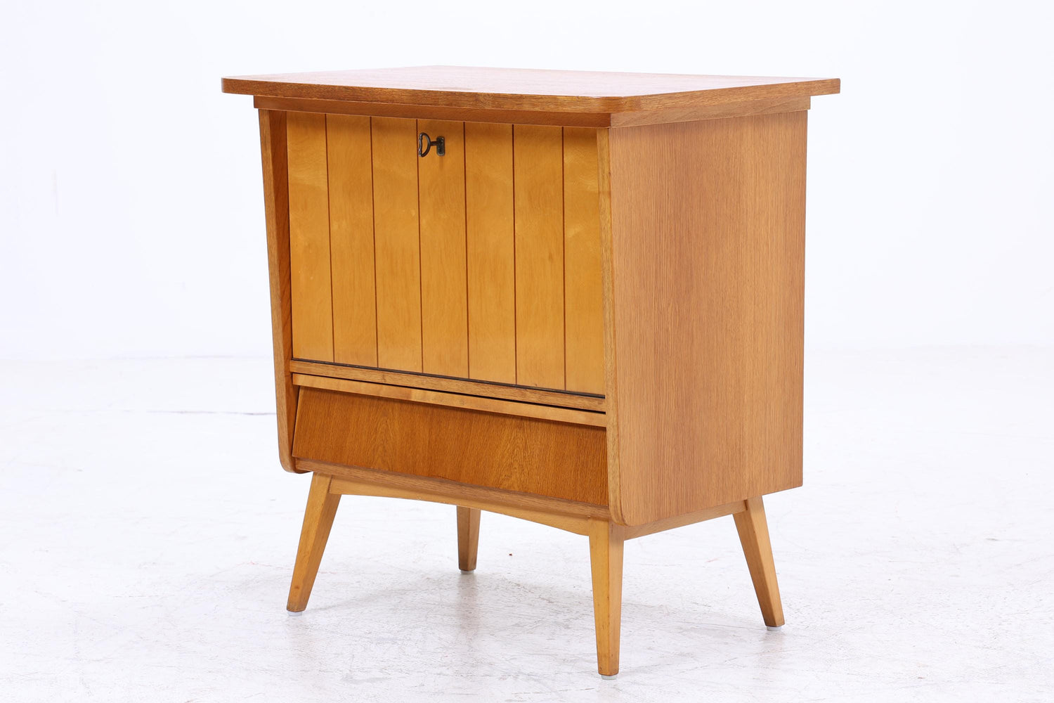 Kleiner Vintage Eiche Barschrank der 60er Jahre | Mid Century Bar Kommode im Retro-Look der 70er