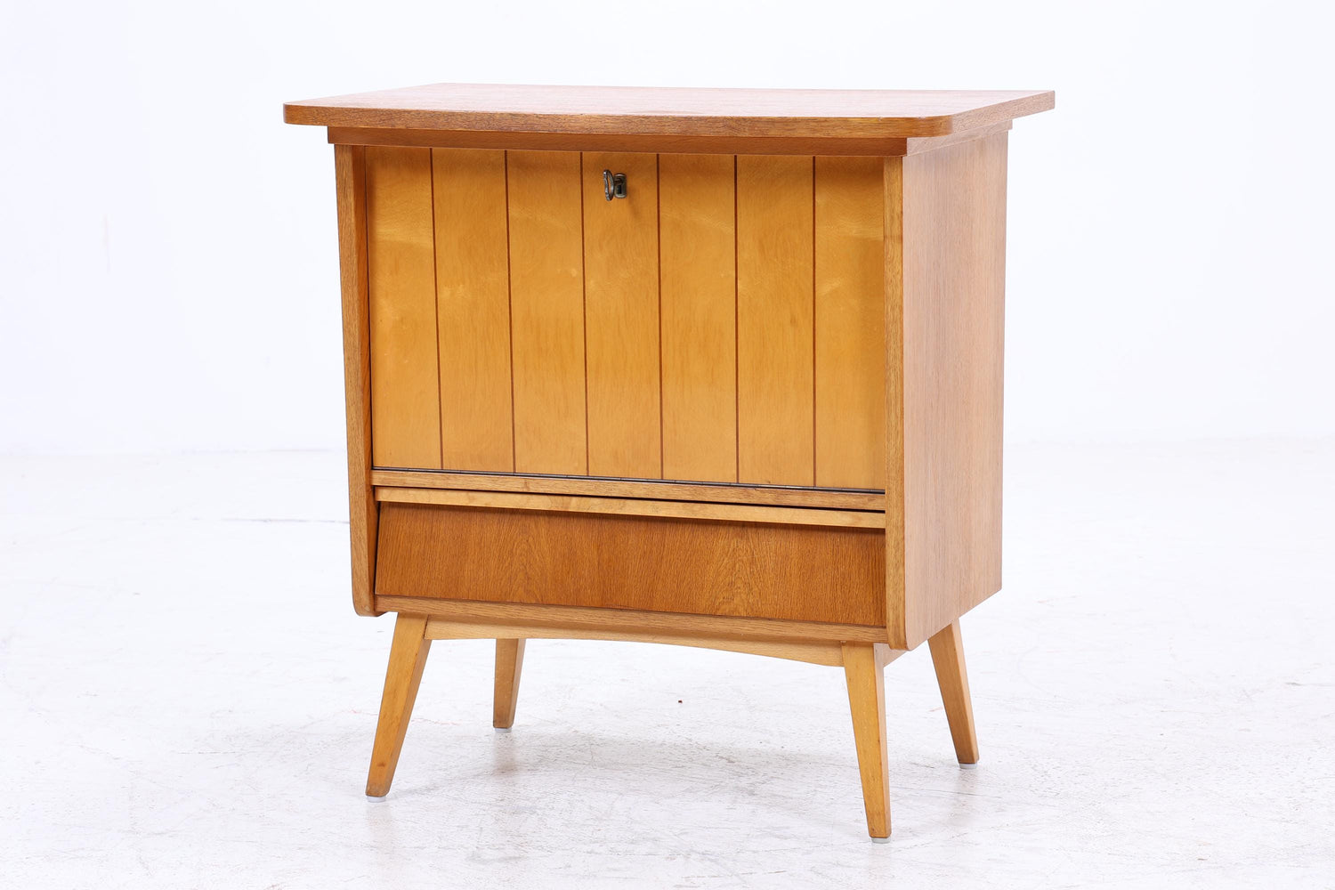 Kleiner Vintage Eiche Barschrank der 60er Jahre | Mid Century Bar Kommode im Retro-Look der 70er