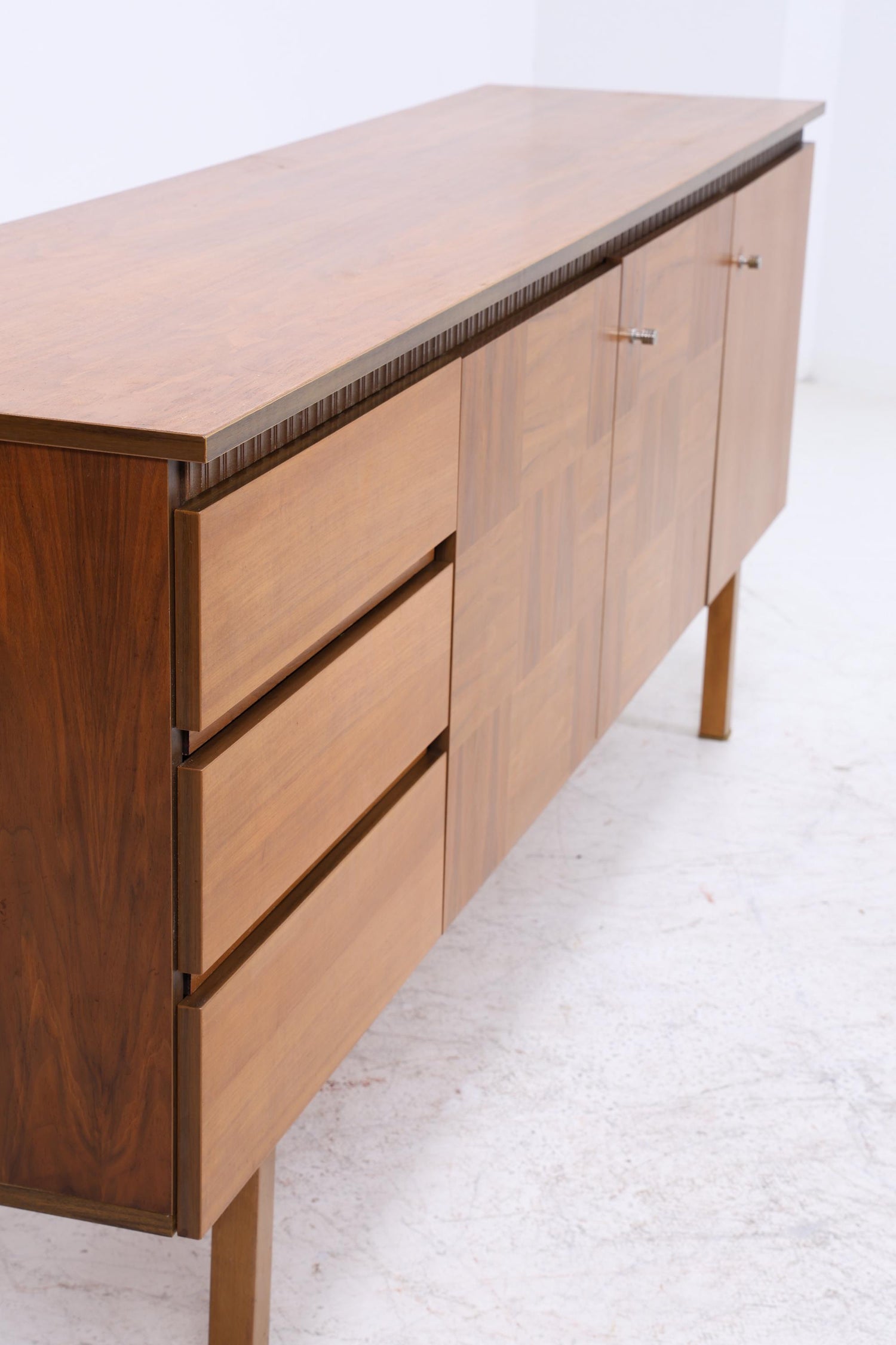 Vintage Nussbaum Sideboard 60er Jahre | Mid Century Anrichte mit Schubladen &amp; Fächern und Schachmuster Retro Holz Aufbewahrung