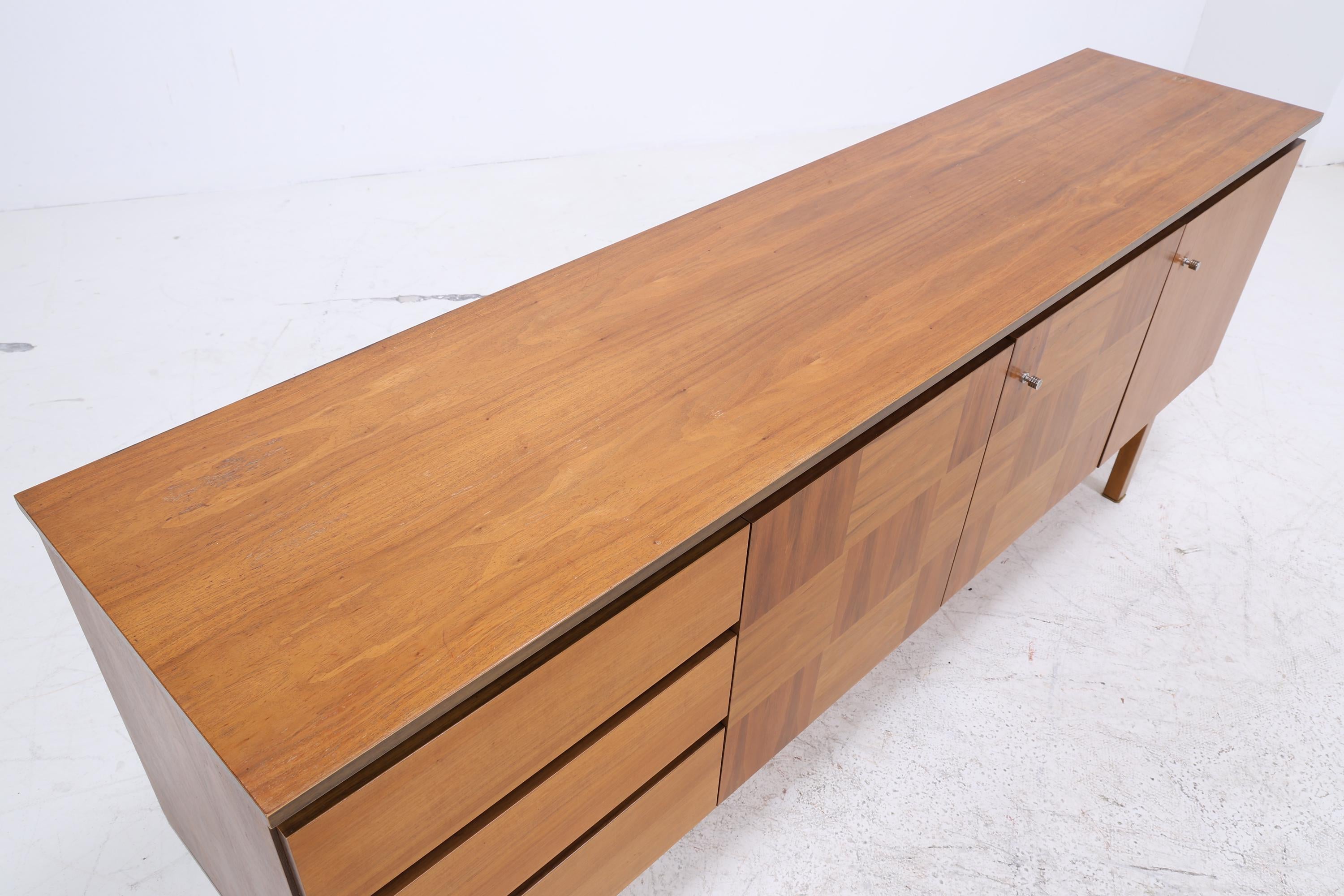 Vintage Nussbaum Sideboard 60er Jahre | Mid Century Anrichte mit Schubladen &amp; Fächern und Schachmuster Retro Holz Aufbewahrung