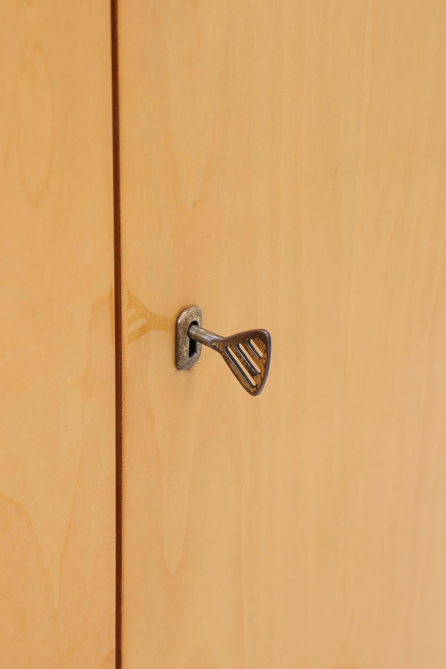 Wunderschöner Vintage Kleiderschrank | Mid Century Birke Wäscheschrank | 60er Jahre Schrank | mit Kleiderstange &amp; Fächern