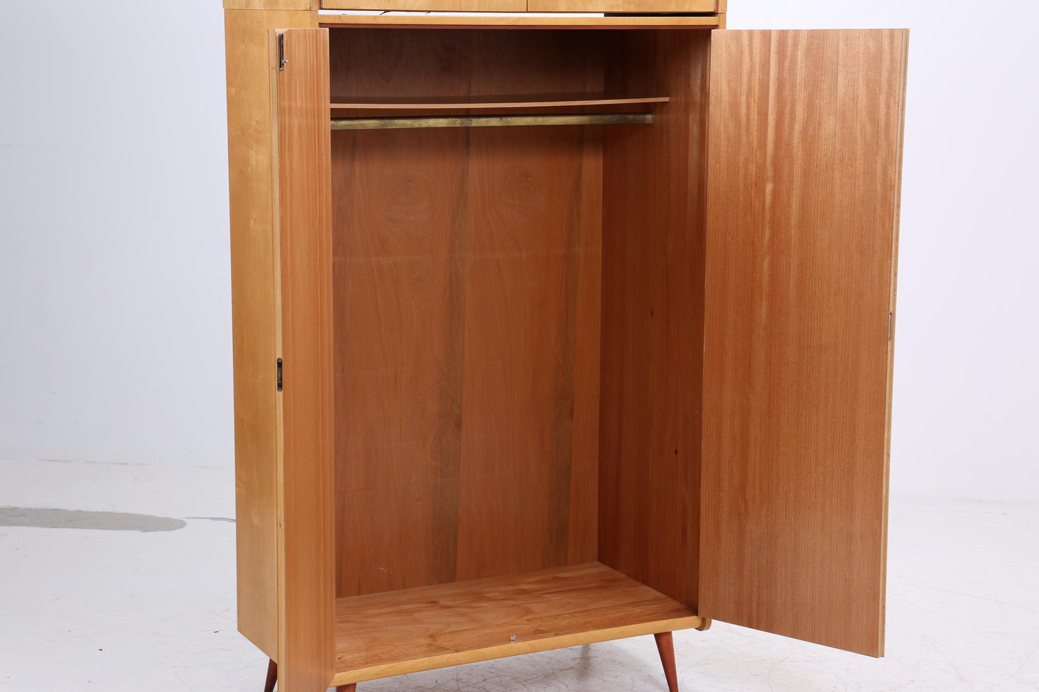 Wunderschöner Vintage Kleiderschrank | Mid Century Birke Wäscheschrank | 60er Jahre Schrank | mit Kleiderstange &amp; Fächern