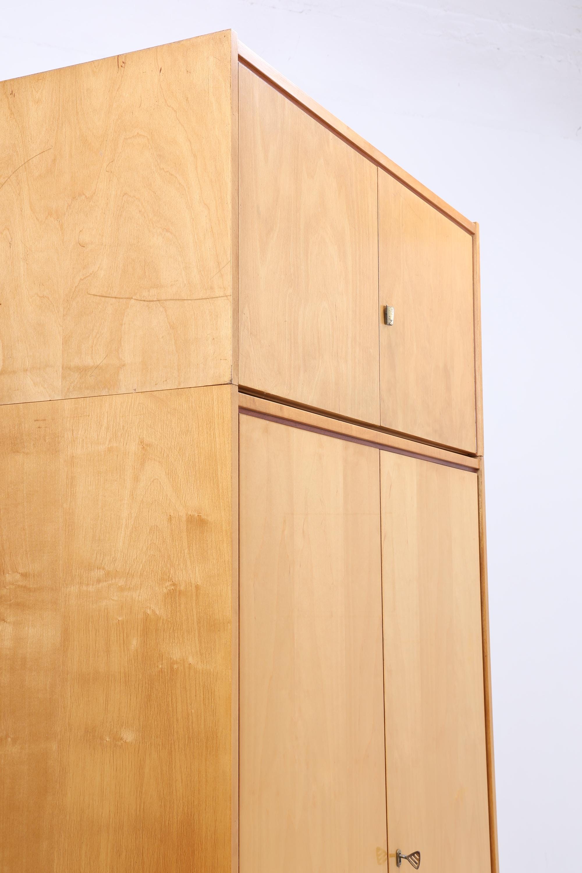 Wunderschöner Vintage Kleiderschrank | Mid Century Birke Wäscheschrank | 60er Jahre Schrank | mit Kleiderstange &amp; Fächern