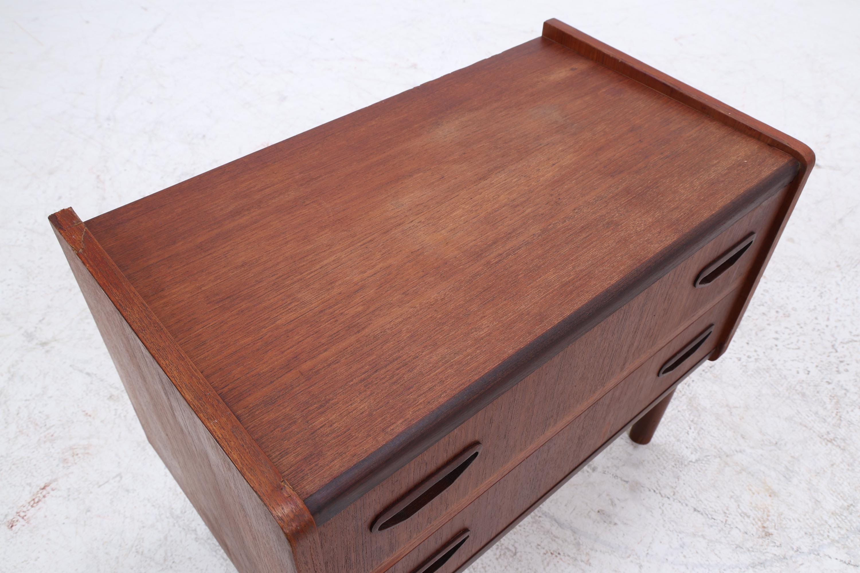 Vintage Teak Mini Kommode 60er Jahre | Danish Design Mid Century Holz Nachttisch mit Schubladen Aufbewahrung