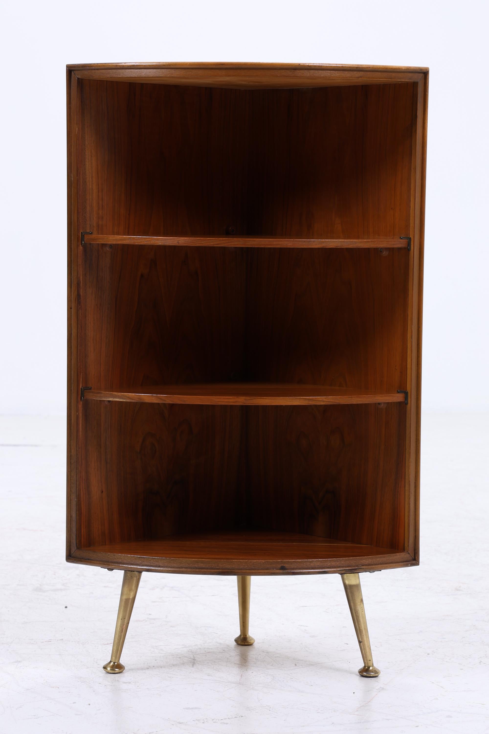 Mid Century Eckregal aus Holz mit Messingfüßen | Vintage Regal 60er Jahre