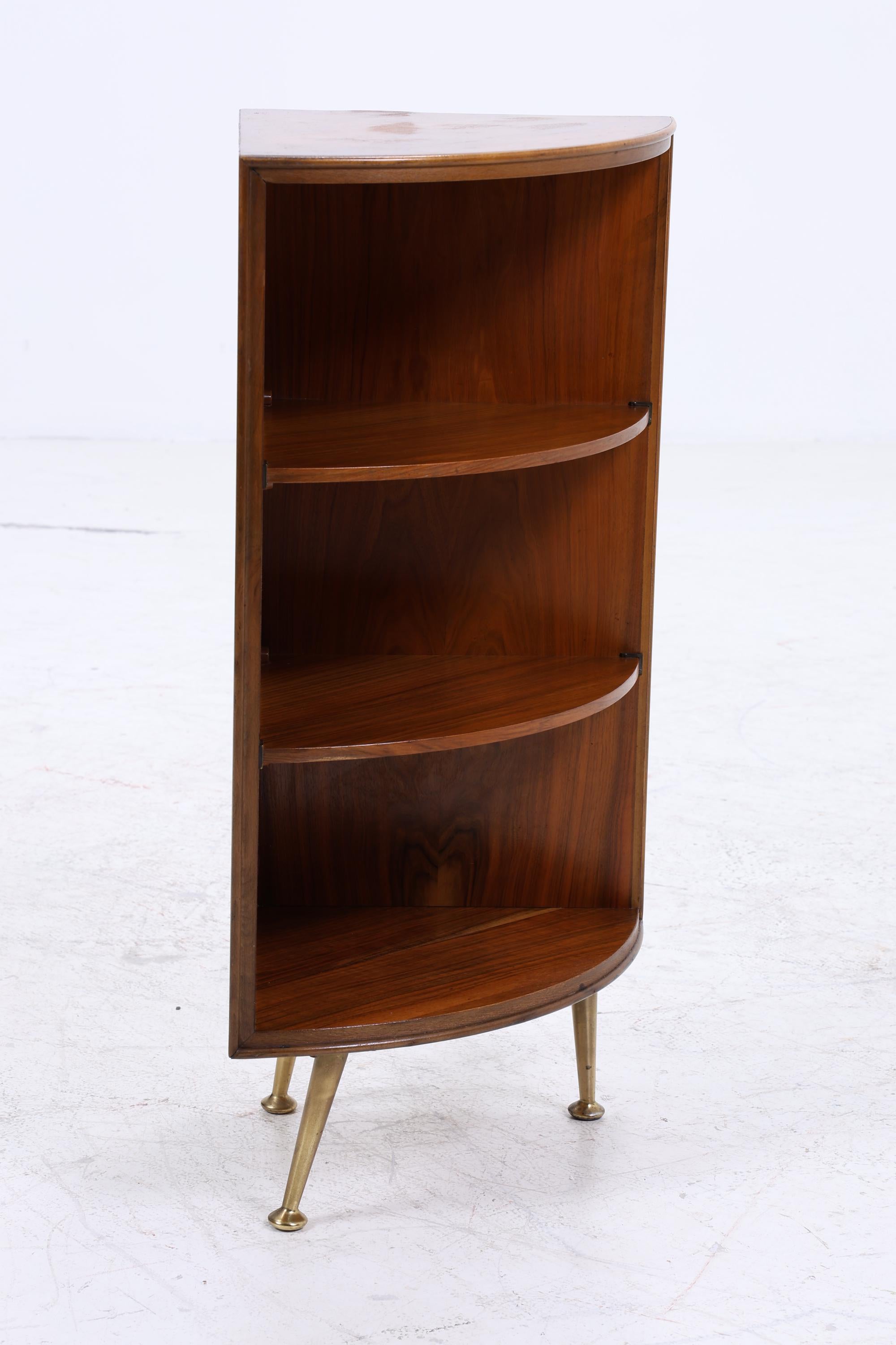Mid Century Eckregal aus Holz mit Messingfüßen | Vintage Regal 60er Jahre
