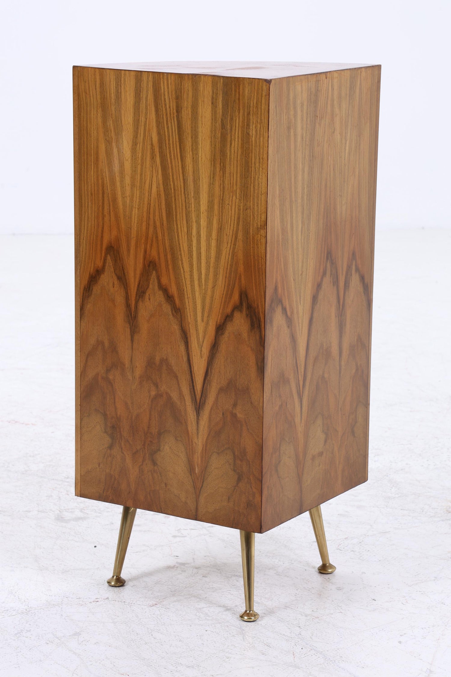 Mid Century Eckregal aus Holz mit Messingfüßen | Vintage Regal 60er Jahre