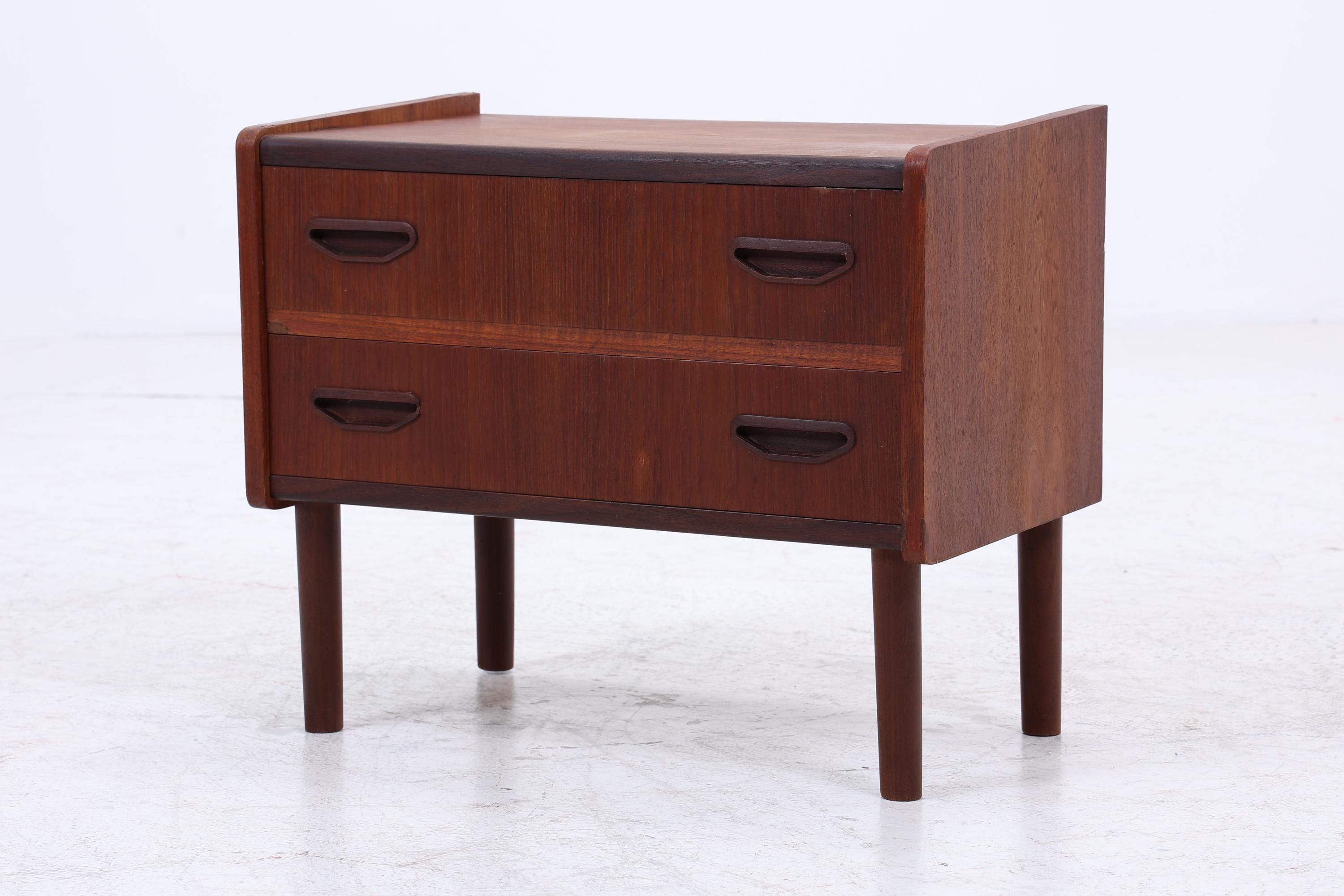 Vintage Teak Mini Kommode 60er Jahre | Danish Design Mid Century Holz Nachttisch mit Schubladen Aufbewahrung